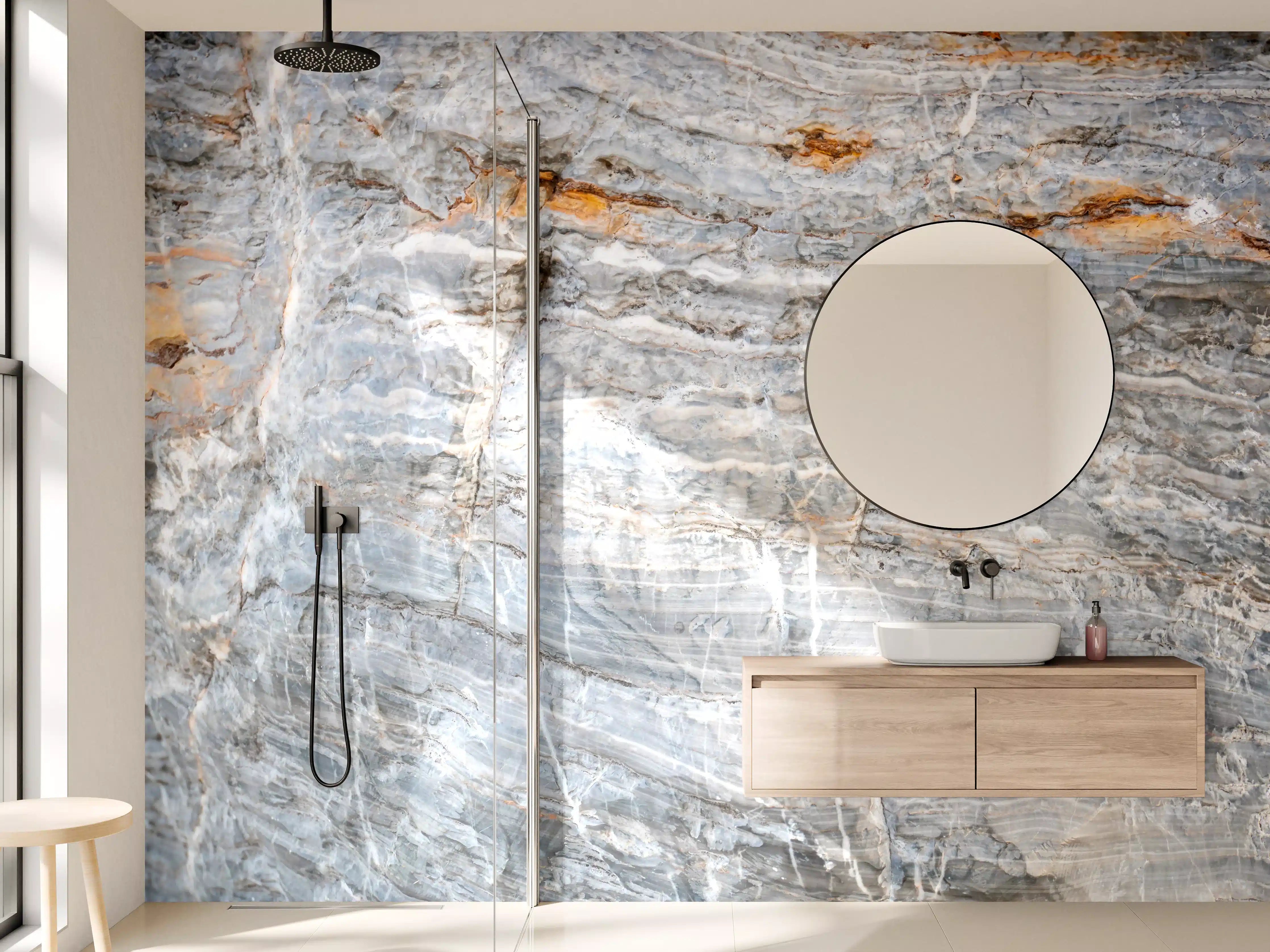 Wandverkleidung Bad - Heller Marmor mit Graunuancen