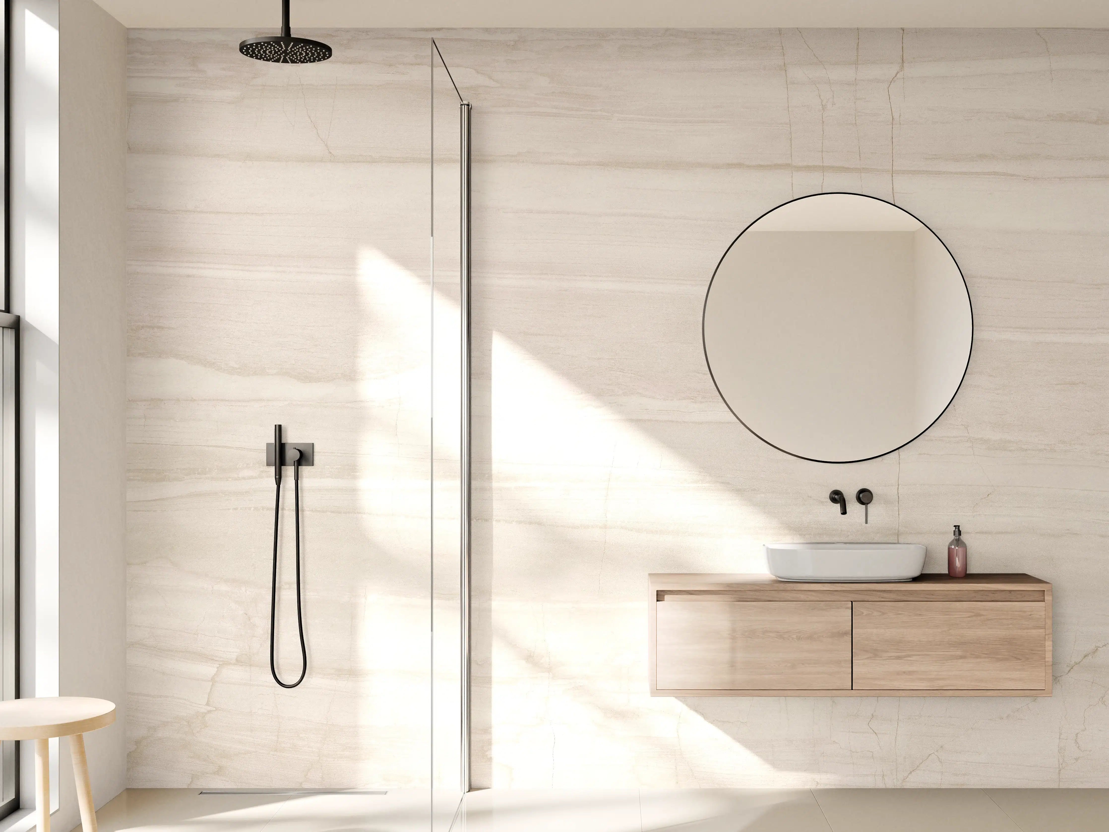 Wandverkleidung Bad - Helles Marmor-Design mit dezenten Linien