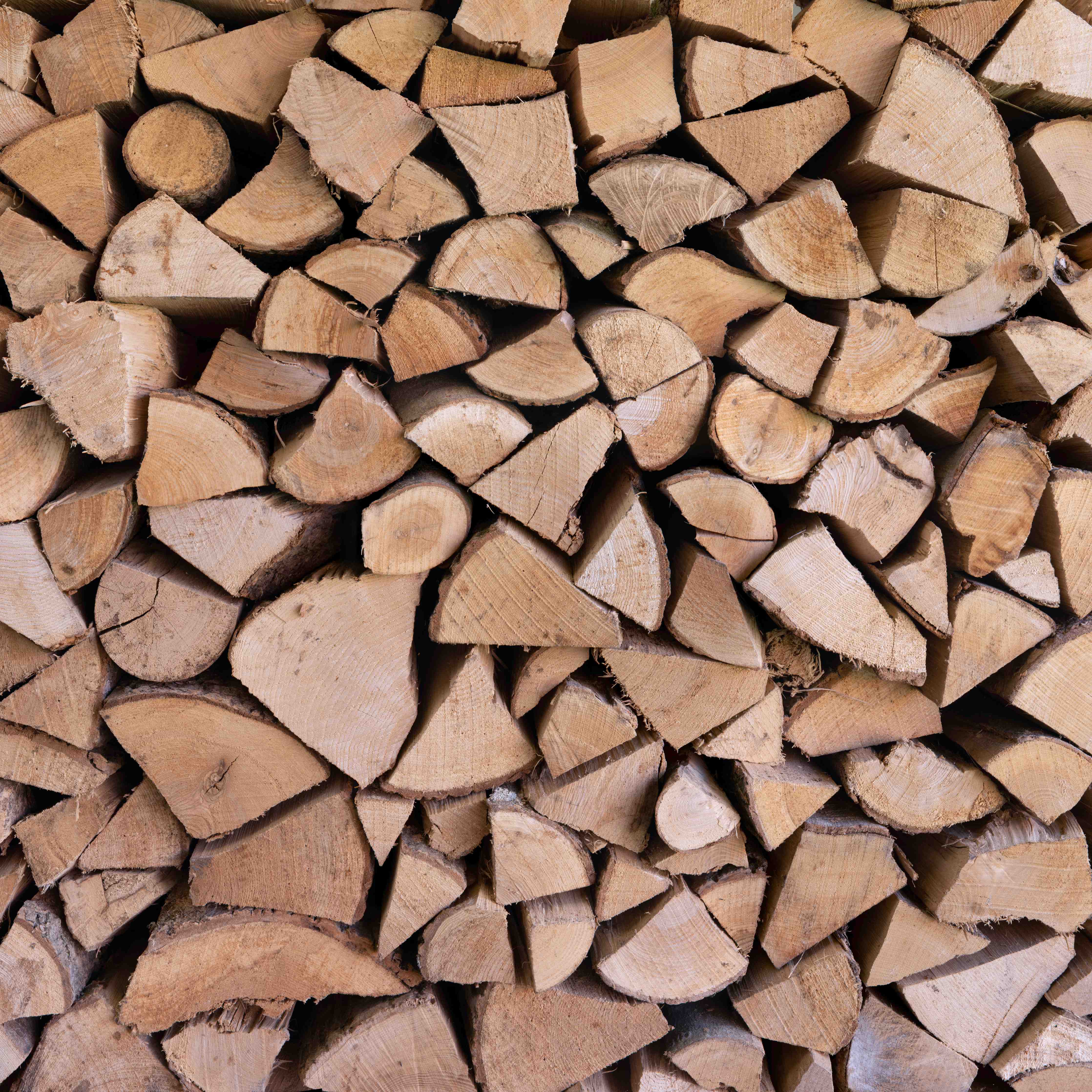 Wandverkleidung Bad-Holzscheite in warmen Brauntönen