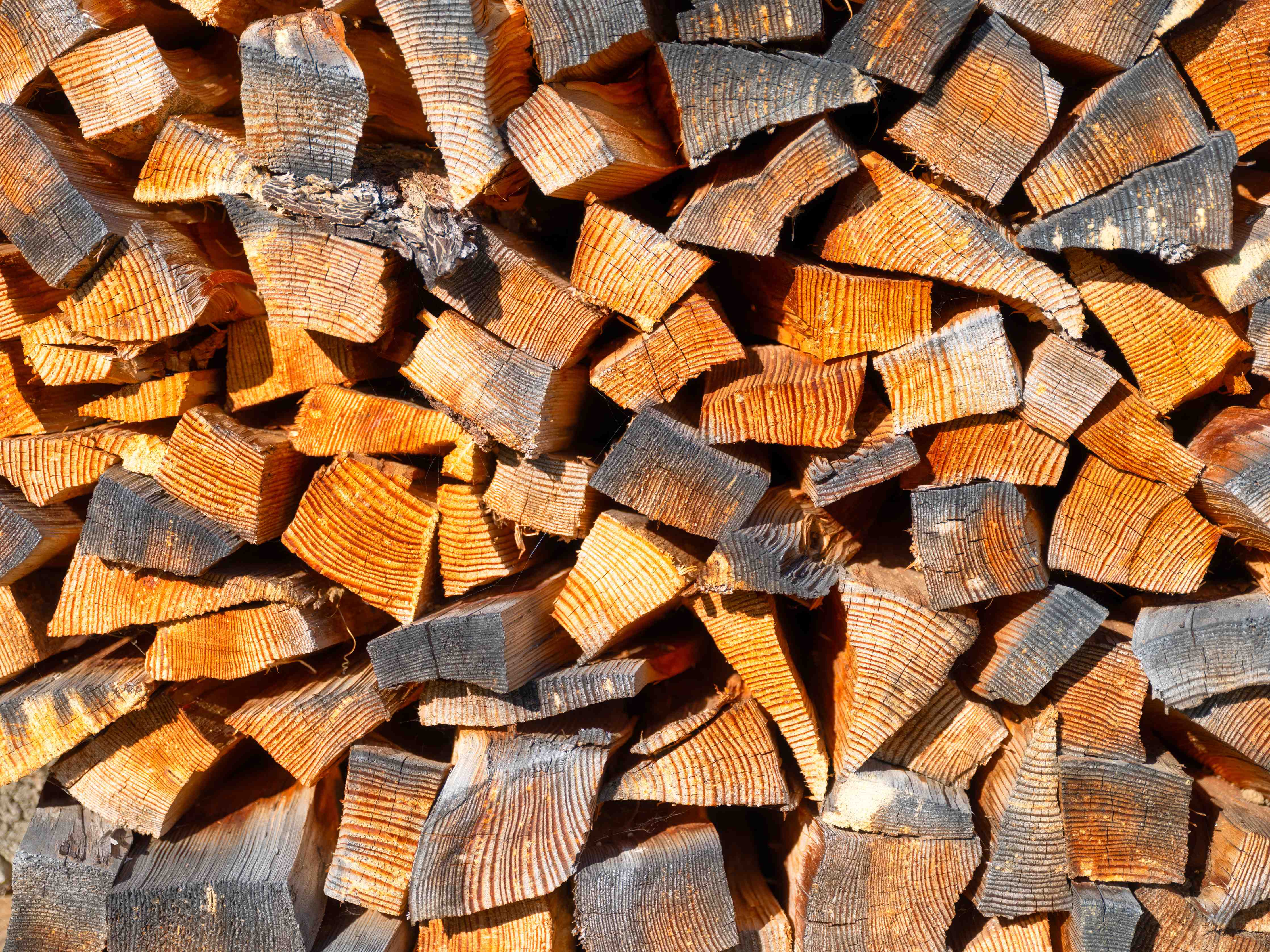 Wandverkleidung Bad-Holzstapel in warmen Tönen