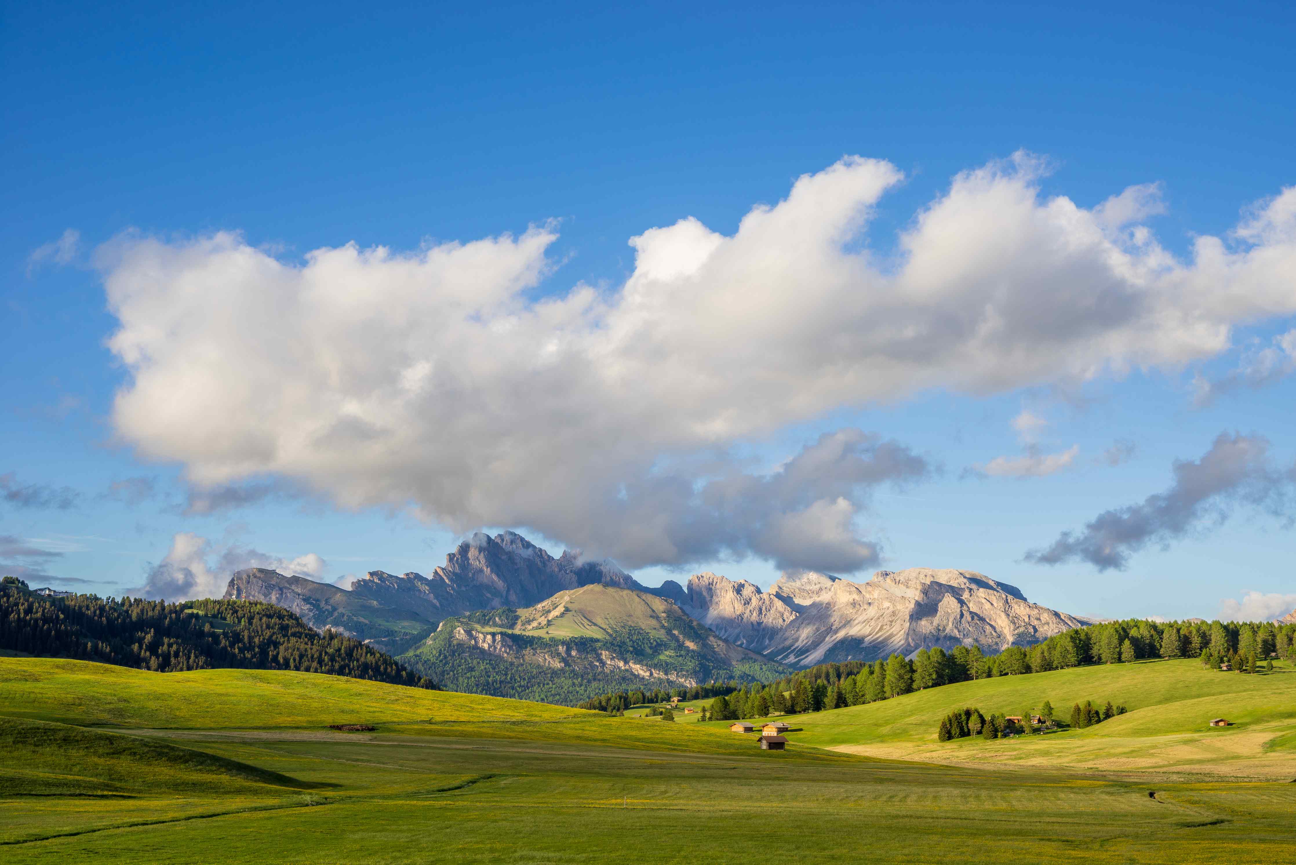 Wandverkleidung Bad-Idyllische Berglandschaft unter Wolken