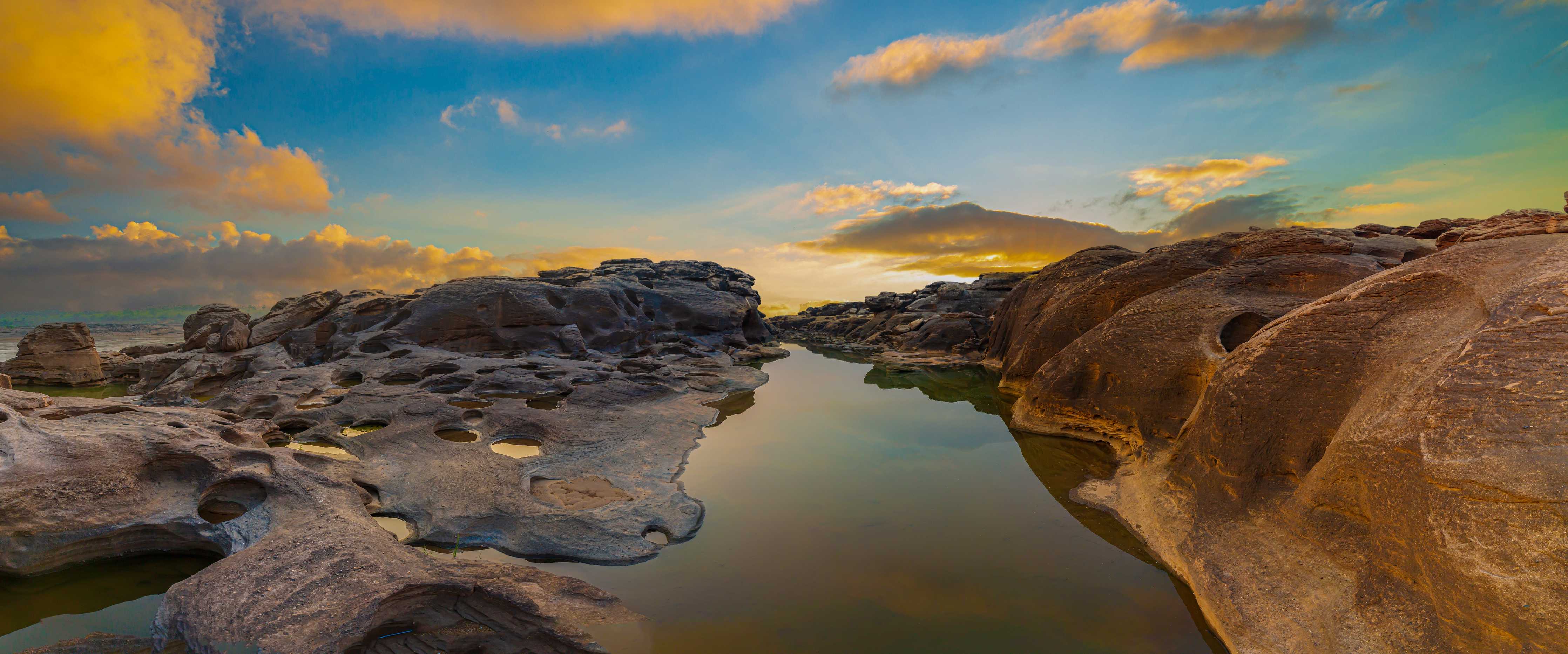 Wandverkleidung Bad-Landschaft am Fluss bei Sonnenuntergang