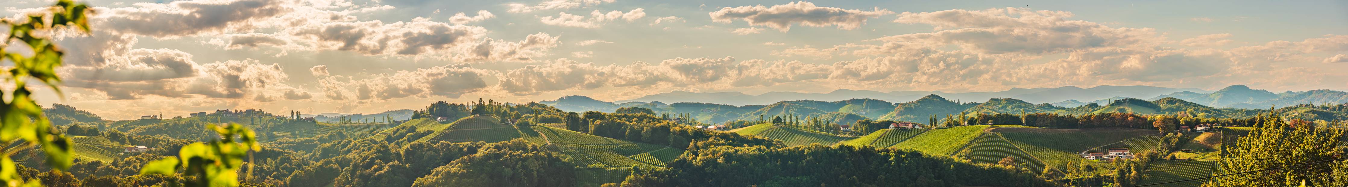 Wandverkleidung Bad-Landschaft mit sanften Hügeln und Wolken