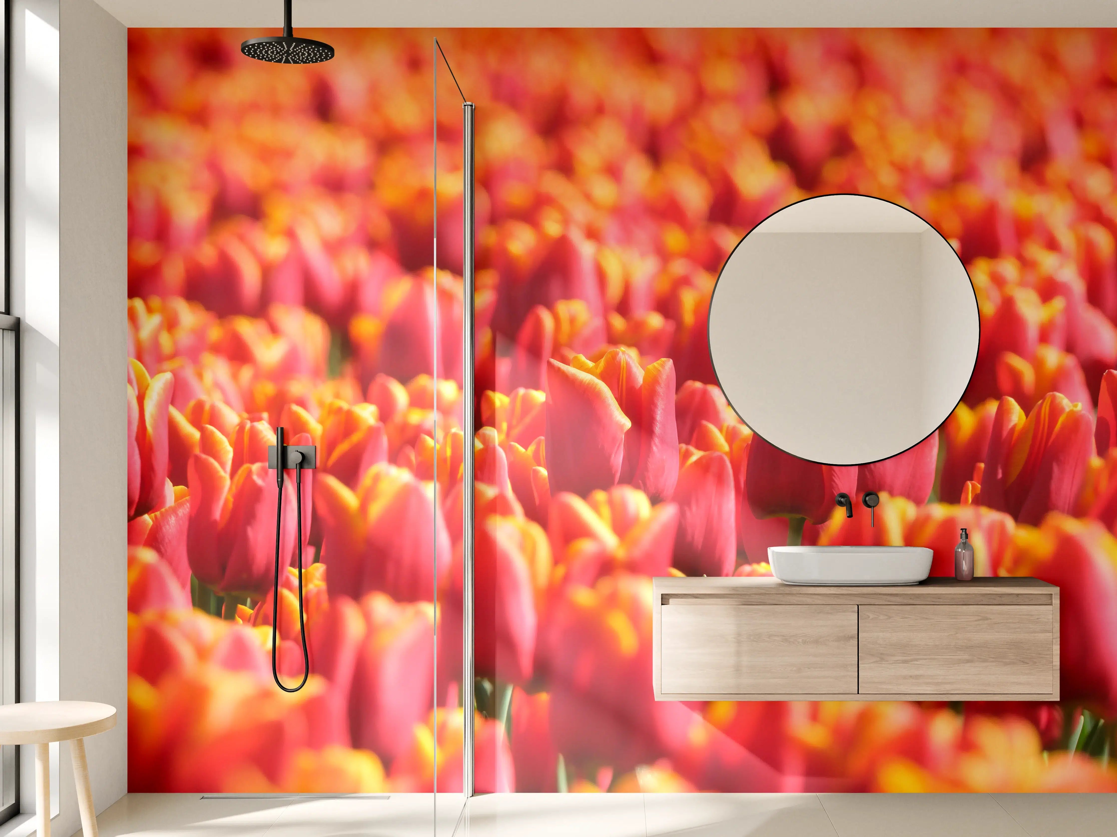 Wandverkleidung Bad - Lebendige Tulpenwiese in Rot und Gelb