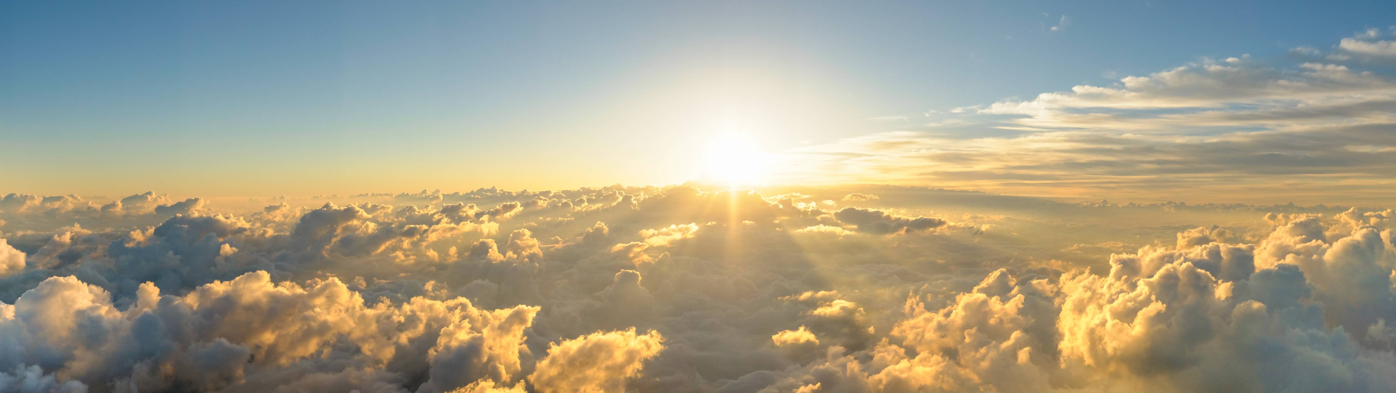 Wandverkleidung Bad-Leuchtender Sonnenaufgang über Wolkenhimmel