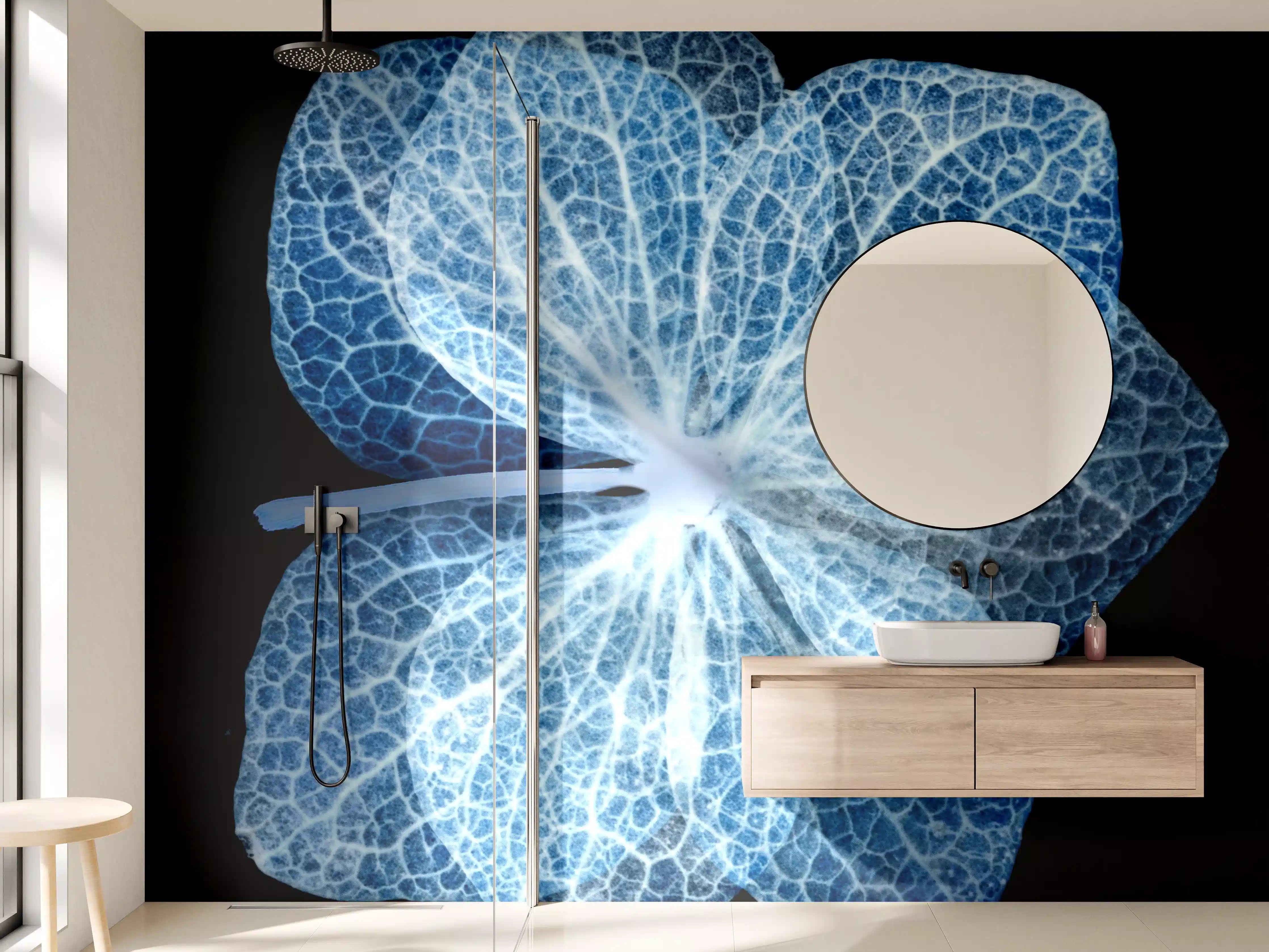 Wandverkleidung Bad - Leuchtendes Blumenmuster in Blau