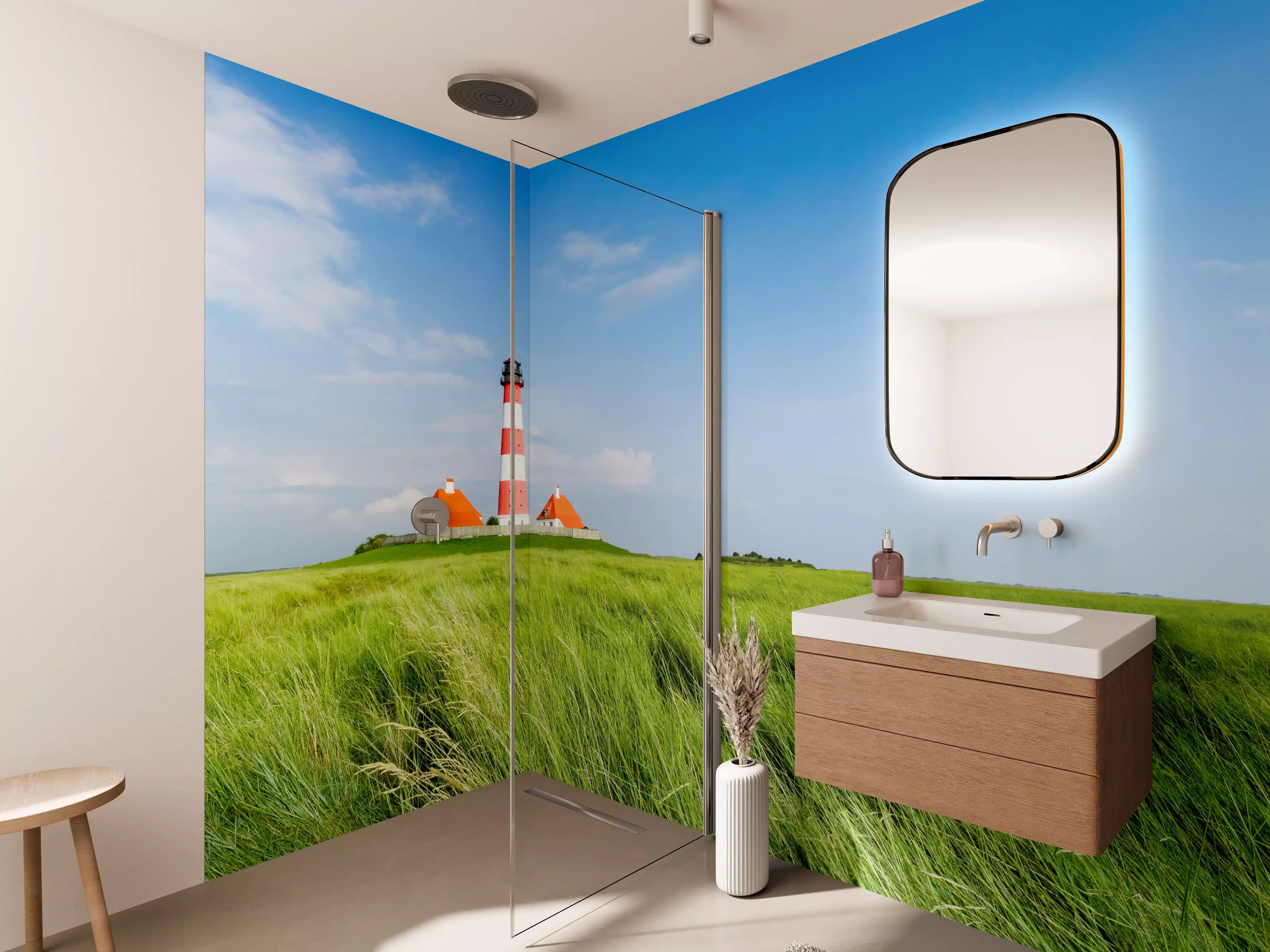 Wandverkleidung Bad - Leuchtturm in der grünen Landschaft