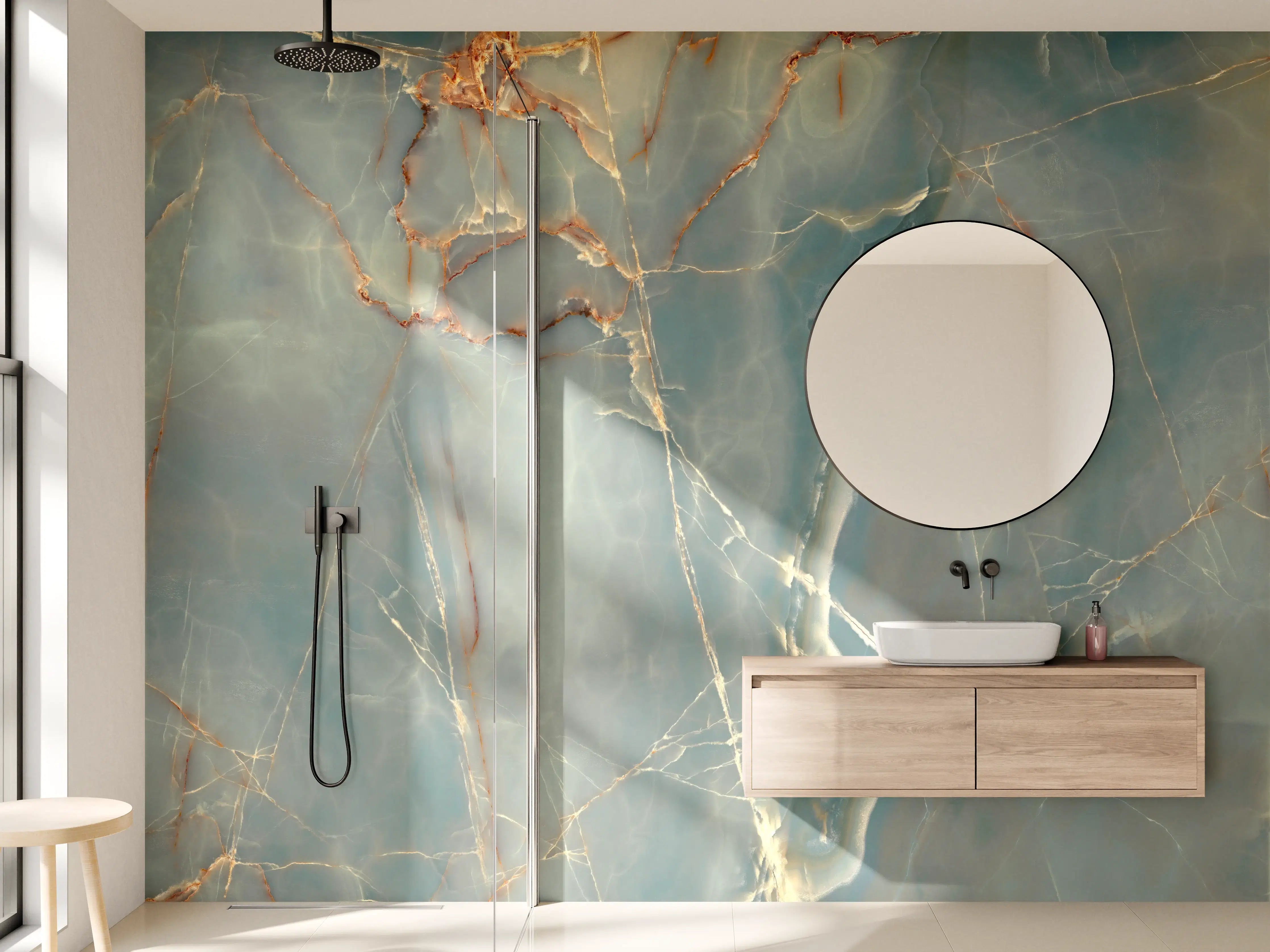 Wandverkleidung Bad - Luxus-Marmor mit goldenen Akzenten
