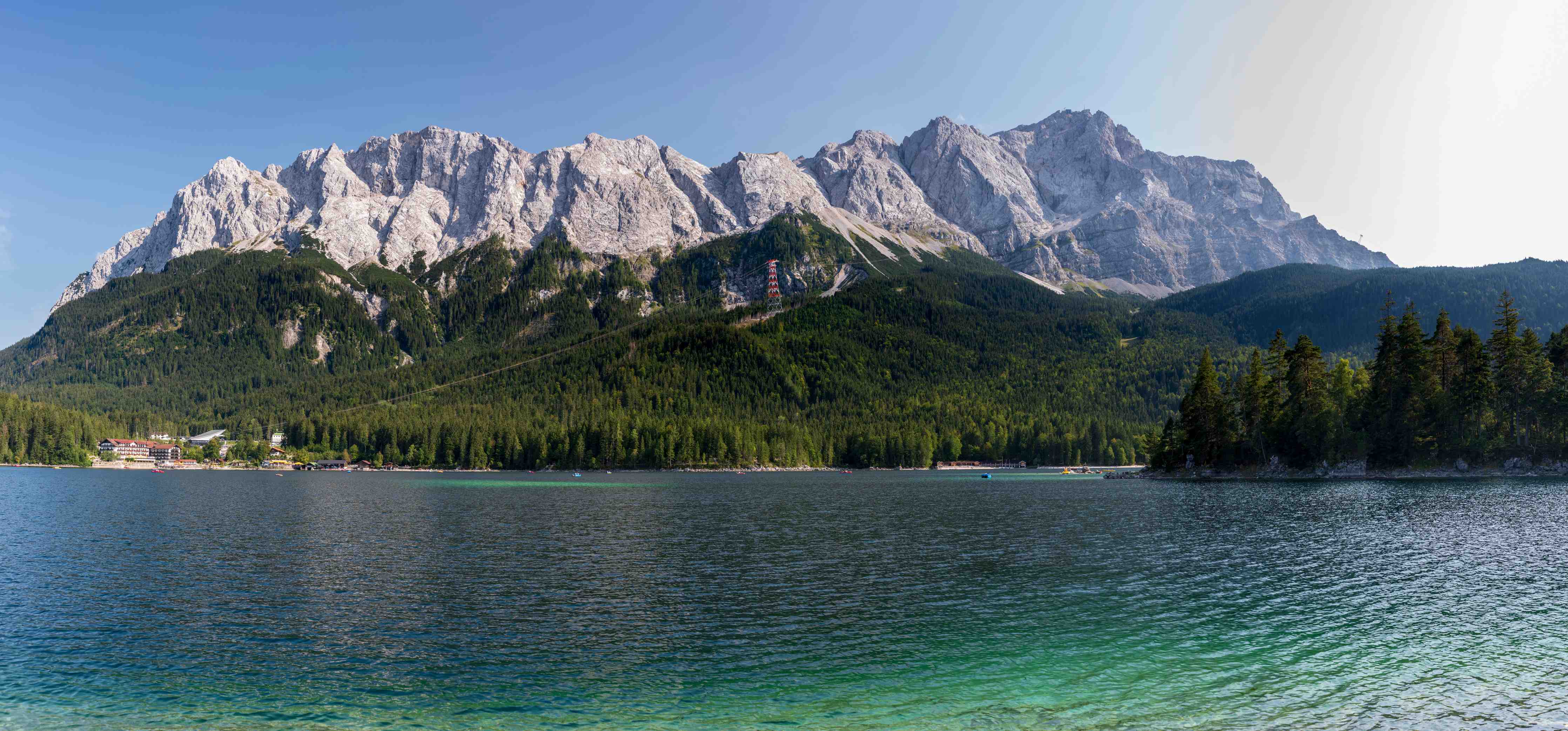 Wandverkleidung Bad-Majestätische Berge mit grünem Wald und See