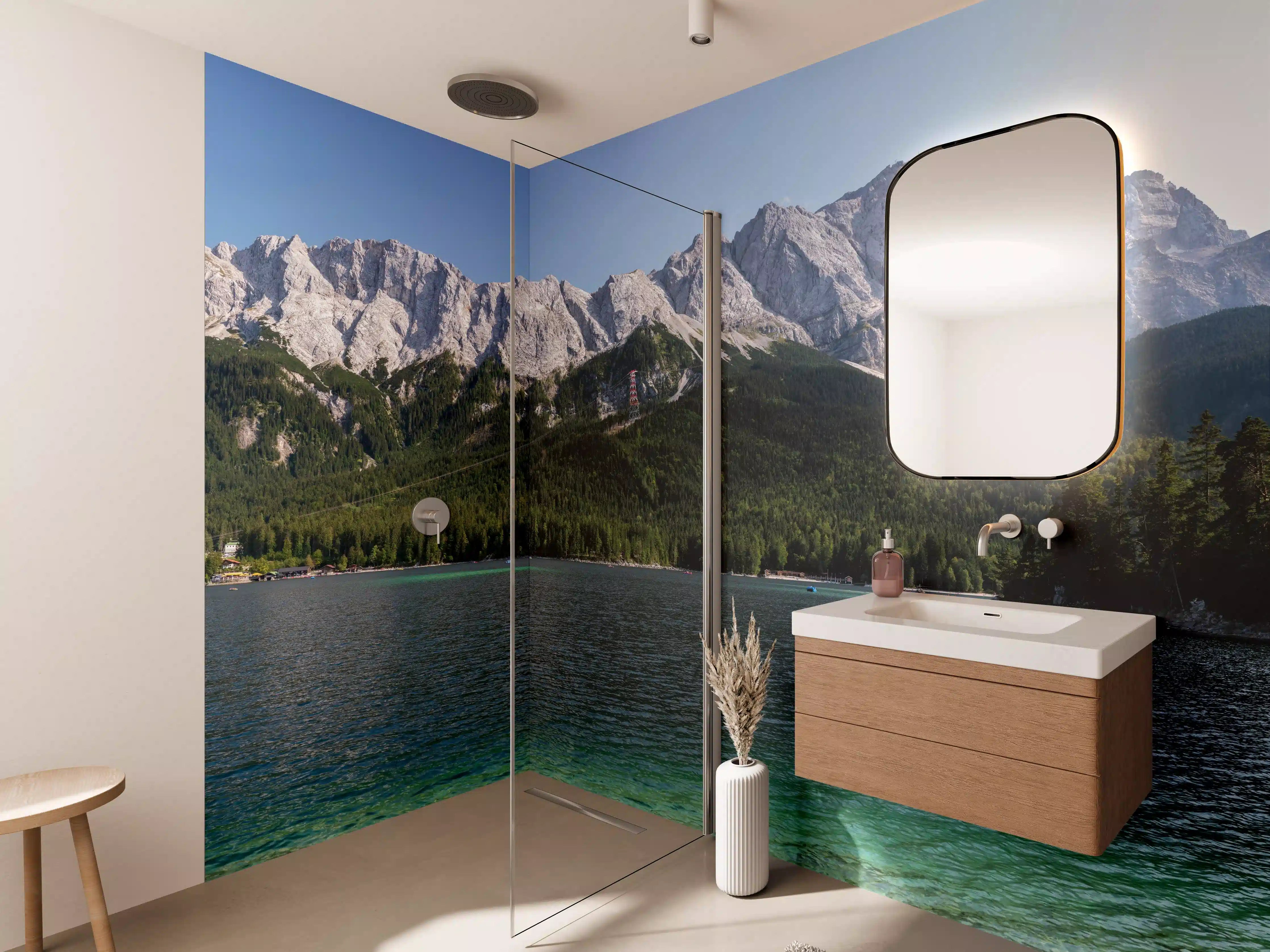 Wandverkleidung Bad - Majestätische Berge mit grünem Wald und See