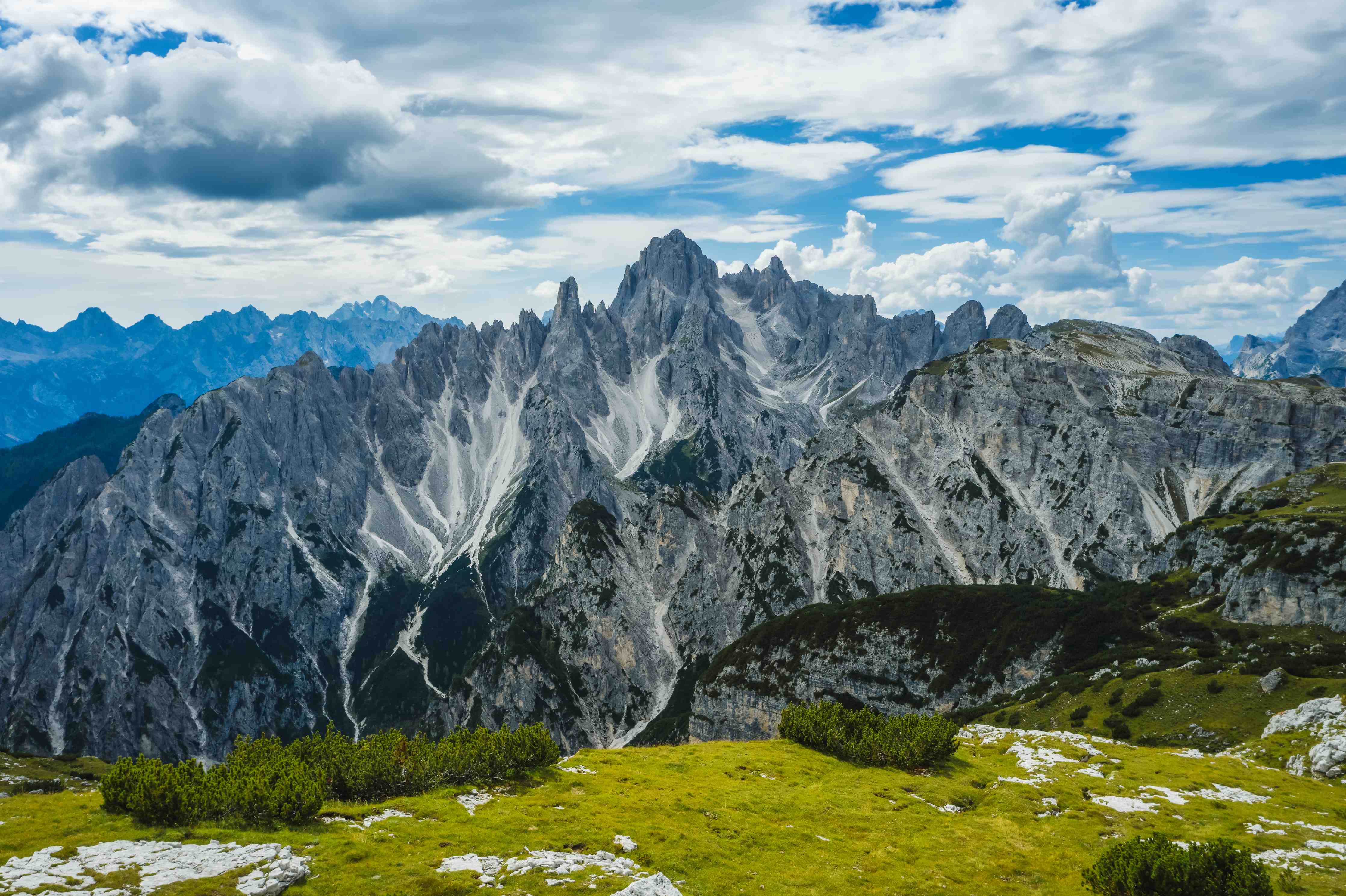 Wandverkleidung Bad-Majestätische Berglandschaft mit Gipfeln und Wolken