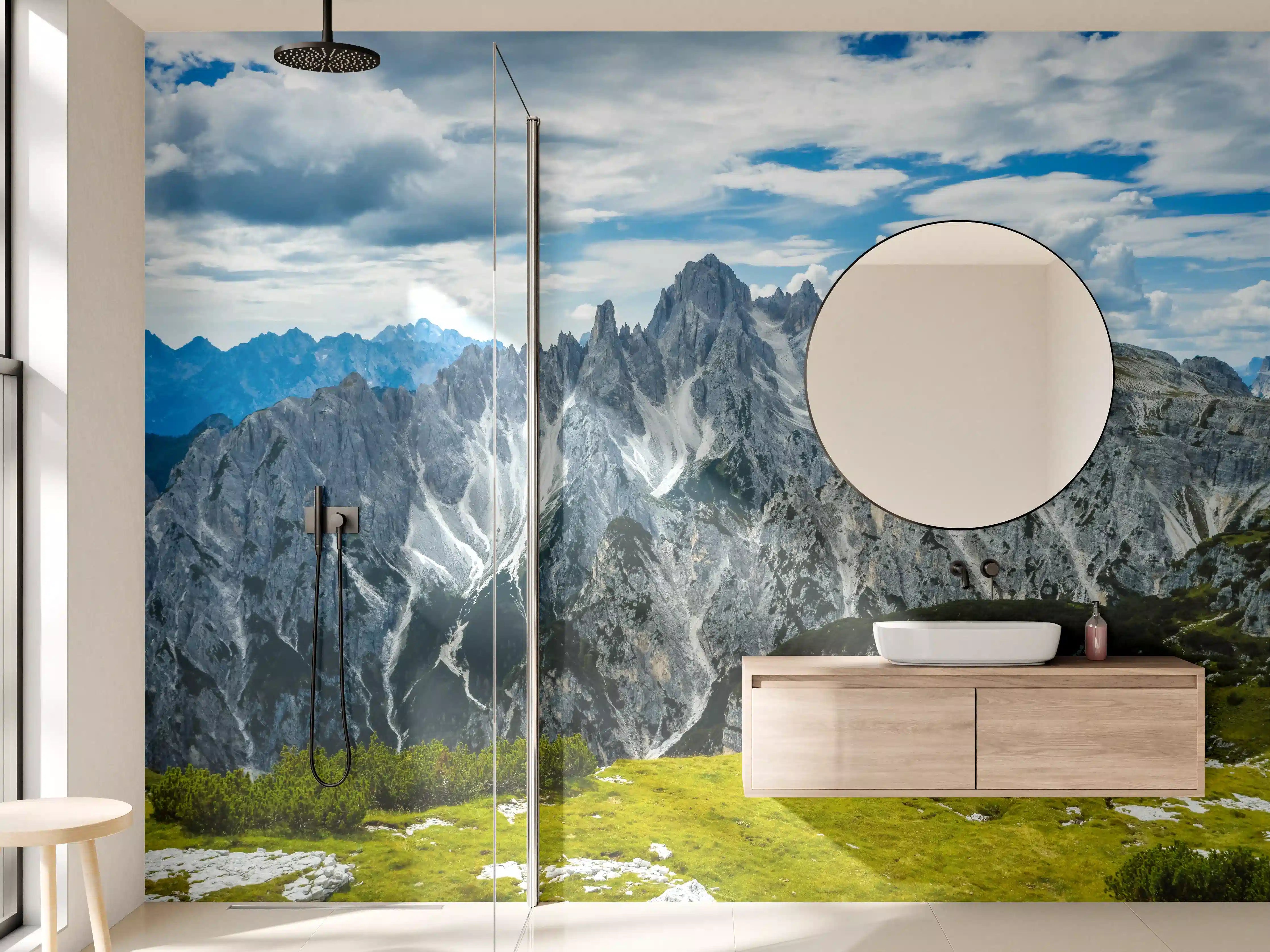 Wandverkleidung Bad - Majestätische Berglandschaft mit Gipfeln und Wolken