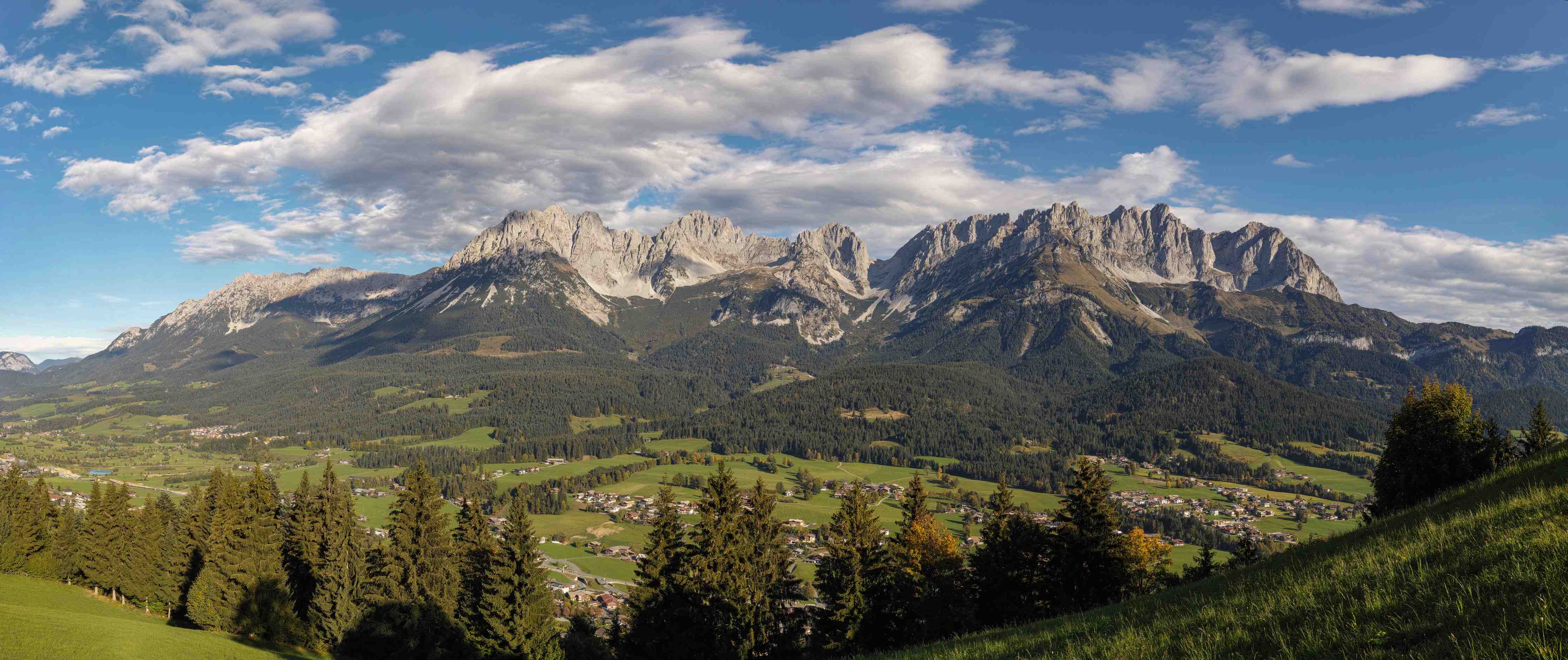 Wandverkleidung Bad-Majestätische Bergpanorama mit grüner Hügellandschaft