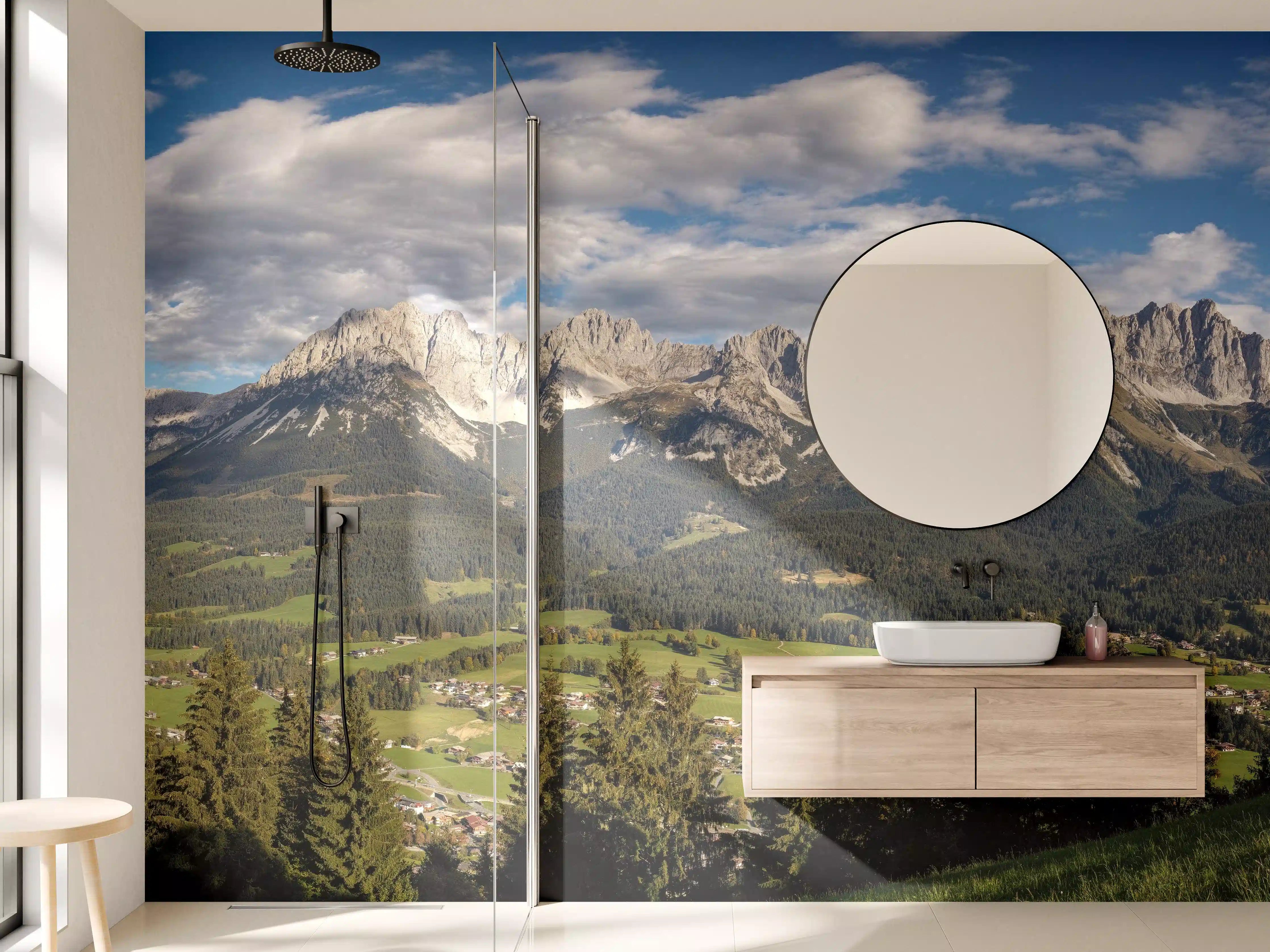 Wandverkleidung Bad - Majestätische Bergpanorama mit grüner Hügellandschaft
