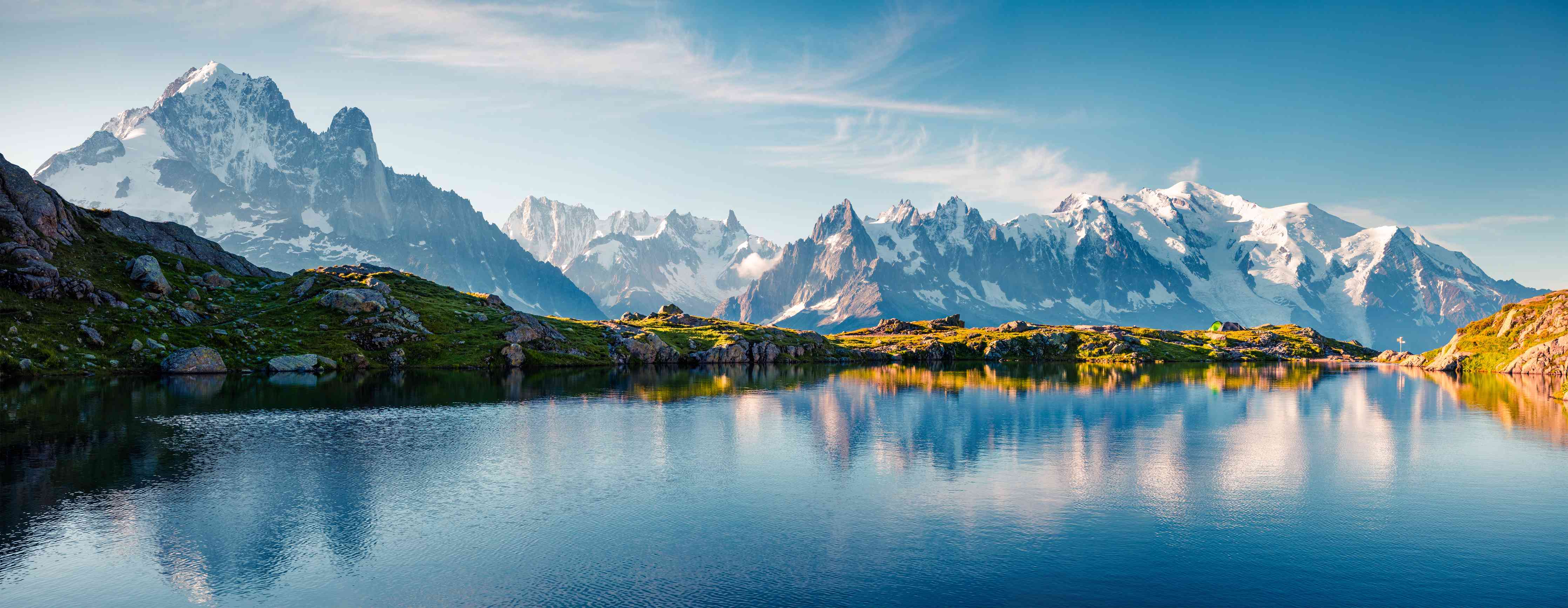 Wandverkleidung Bad-Majestätische Bergwelt am klaren See