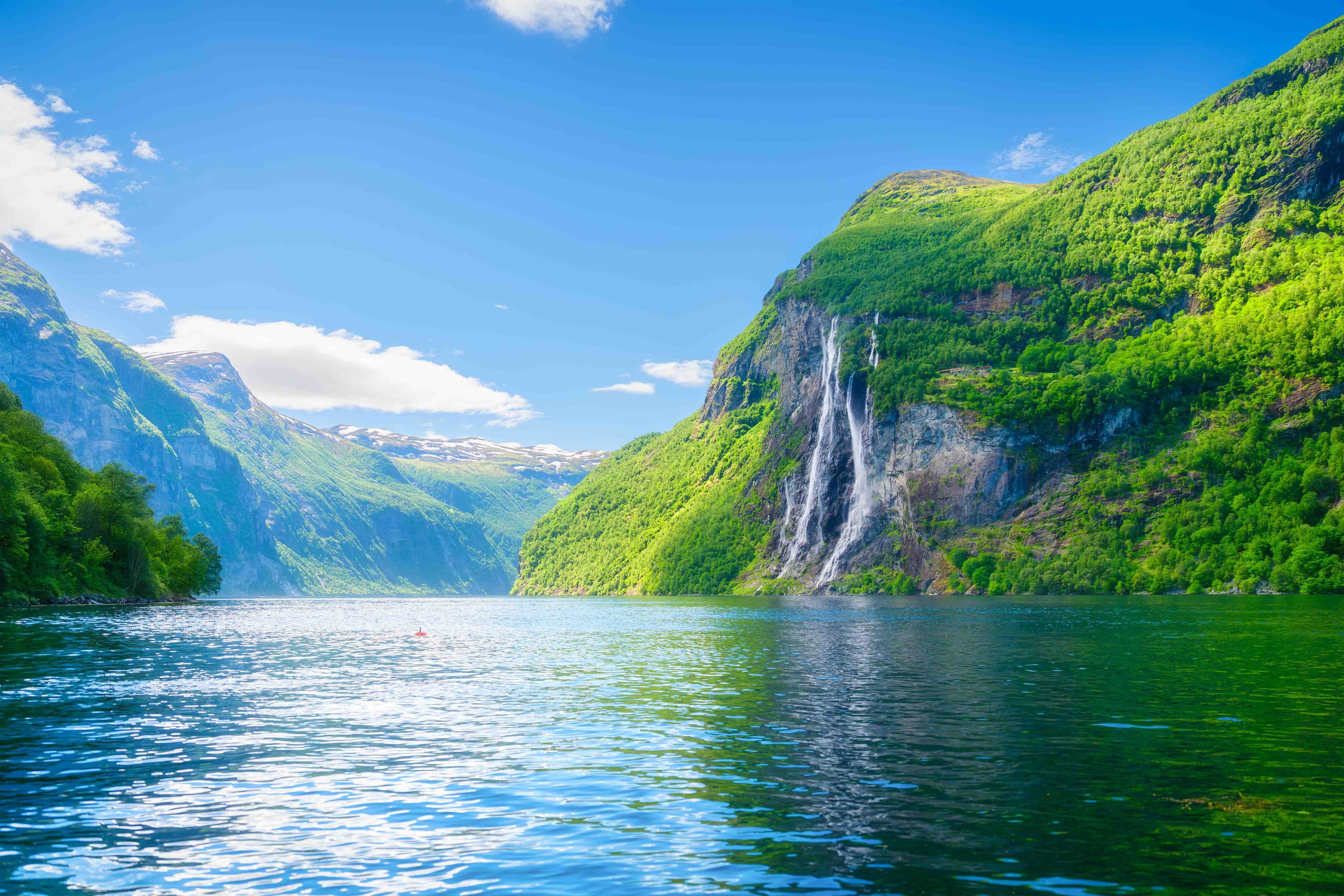 Wandverkleidung Bad-Majestätische Fjordlandschaft mit Wasserfall