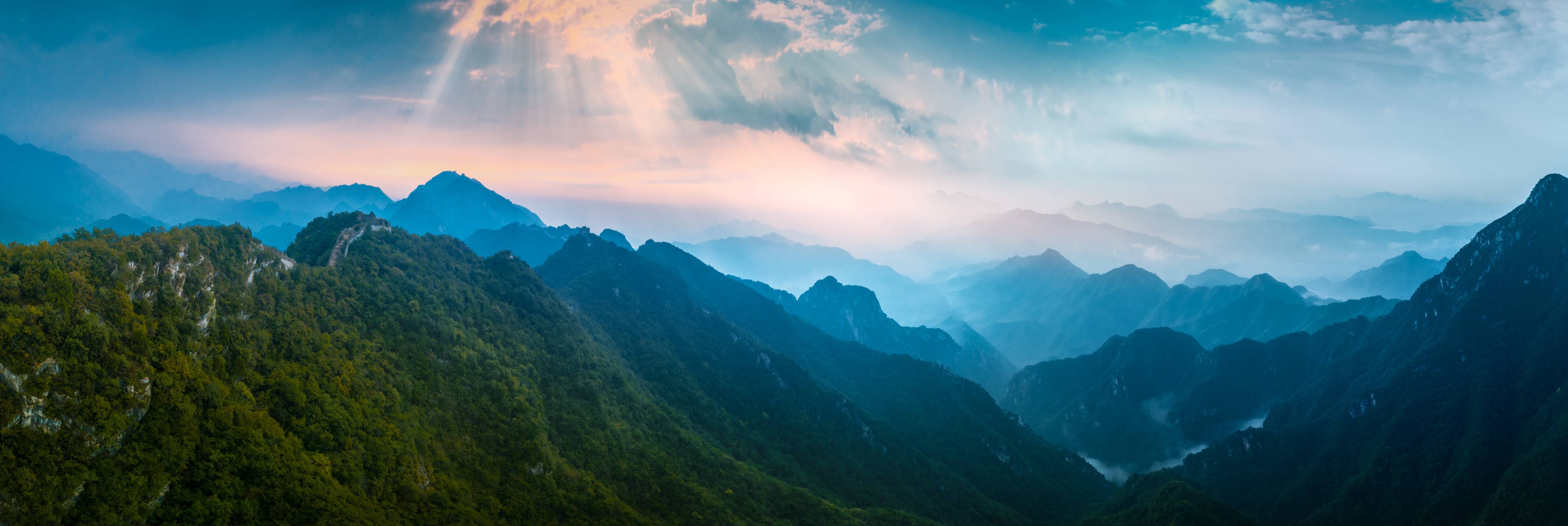 Wandverkleidung Bad-Majestätische Gebirgslandschaft bei Sonnenaufgang