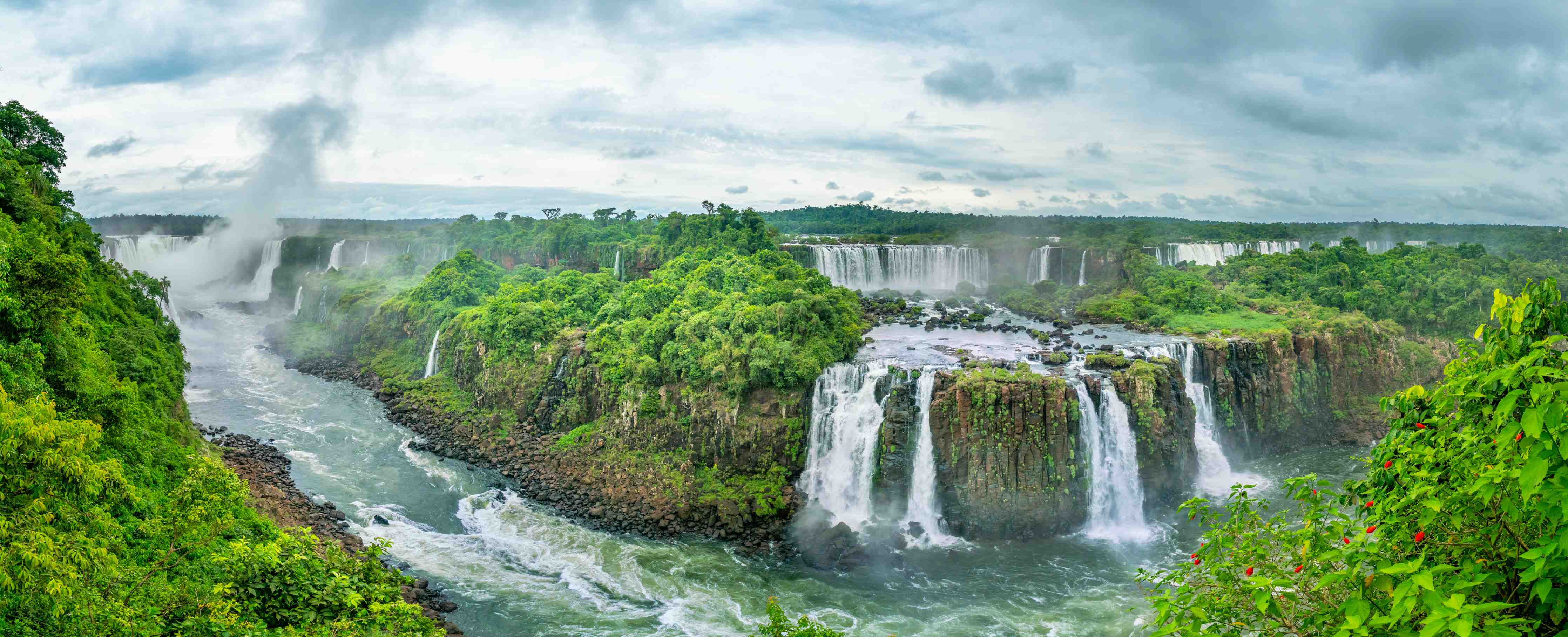 Wandverkleidung Bad-Majestätische Wasserfälle inmitten grüner Natur