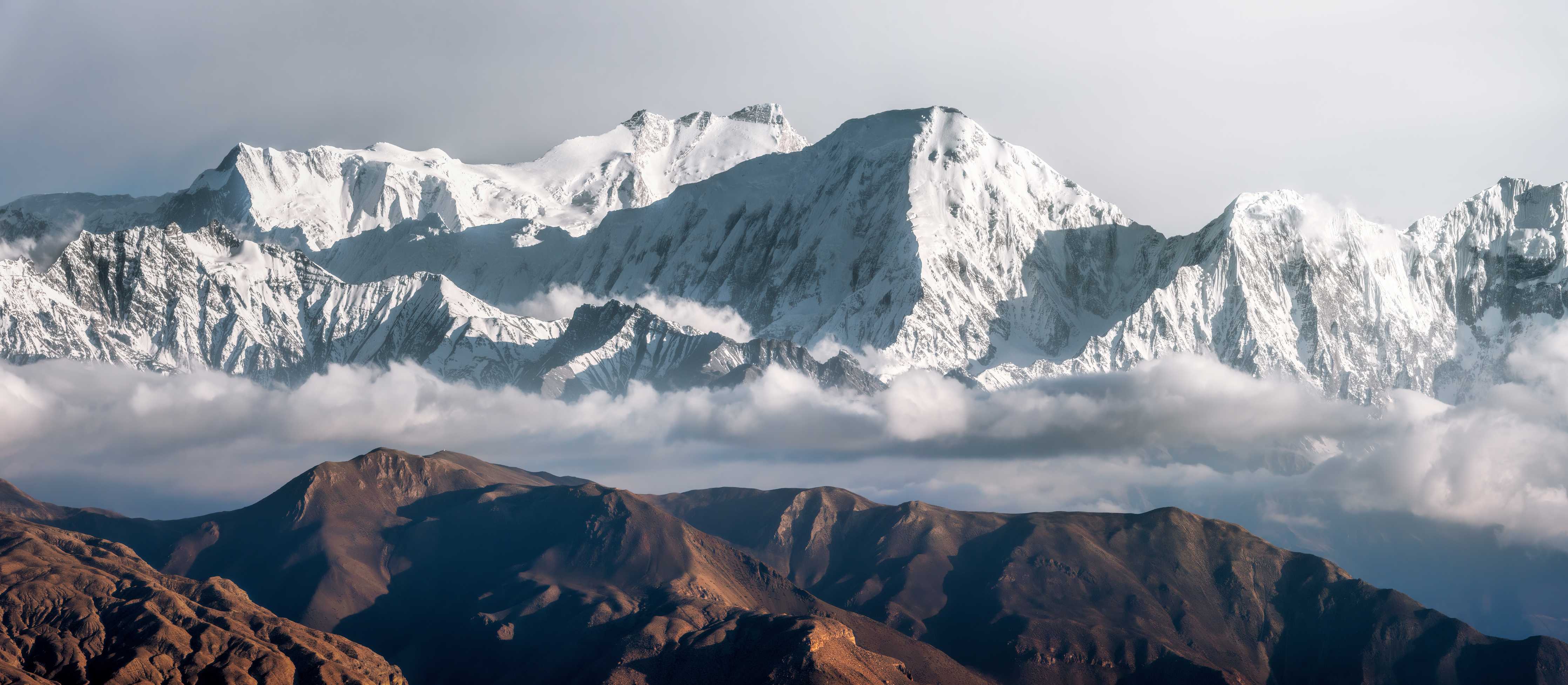 Wandverkleidung Bad-Majestätische schneebedeckte Berge in dramatischem Wolkenhimmel