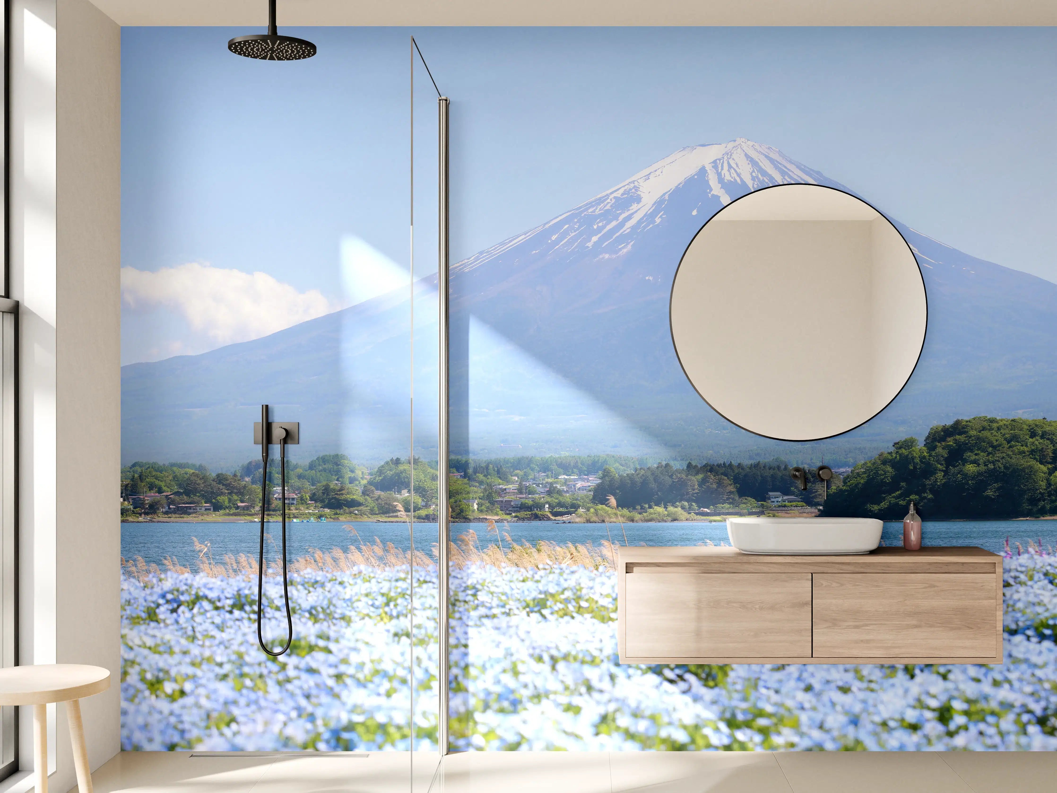 Wandverkleidung Bad - Majestätischer Mount Fuji mit blühendem Feld