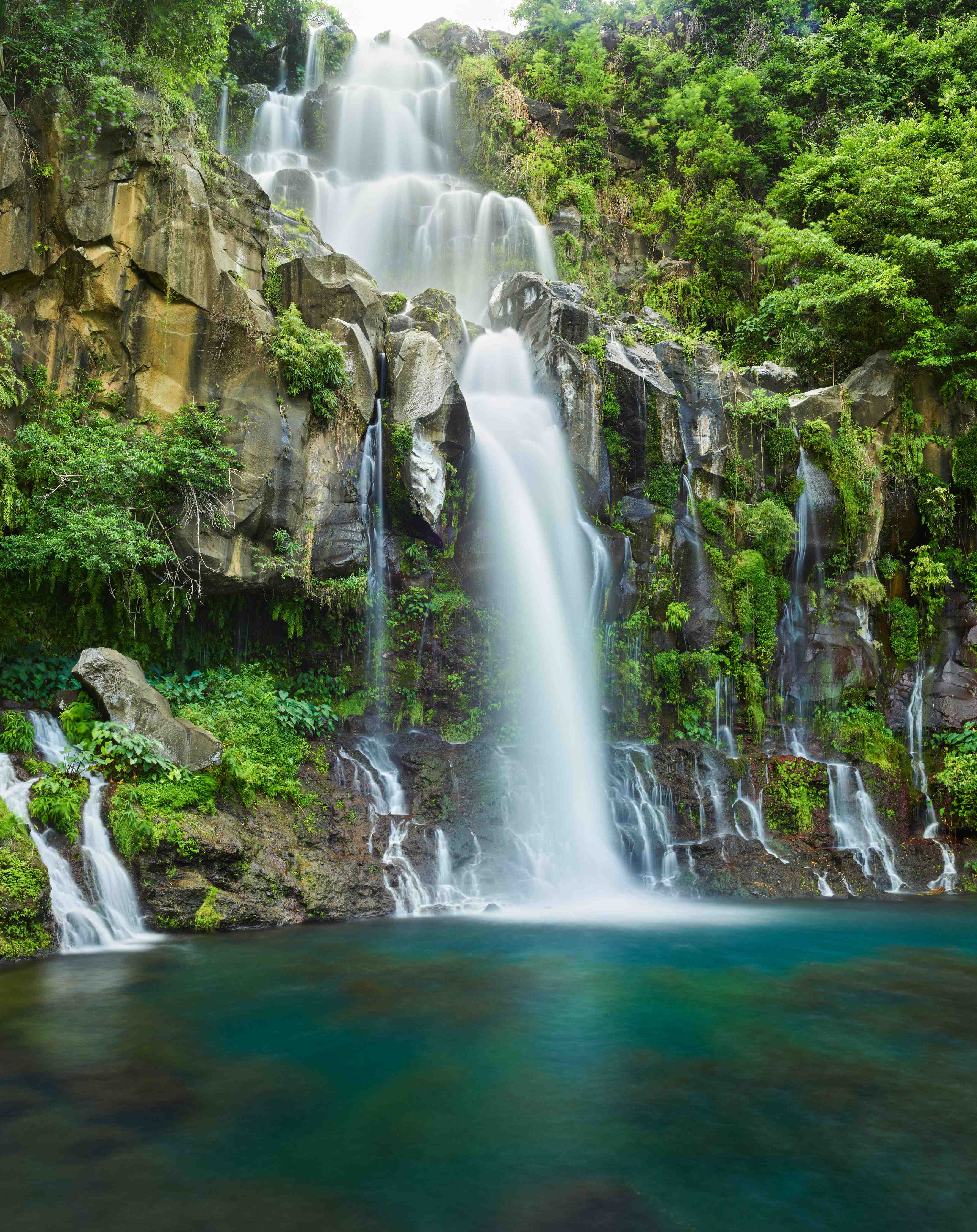 Wandverkleidung Bad-Majestätischer Wasserfall in grünem Dschungel