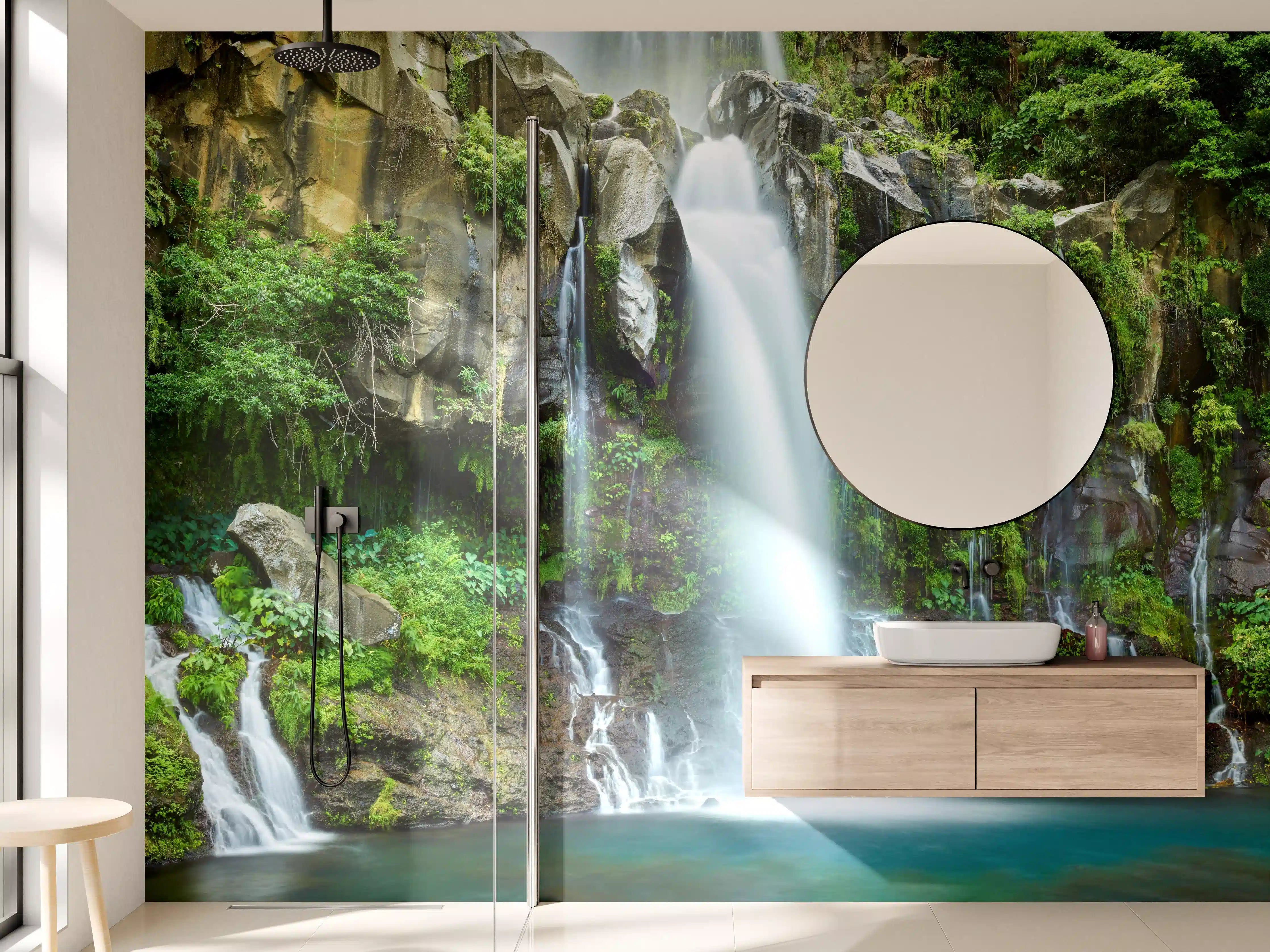 Wandverkleidung Bad - Majestätischer Wasserfall in grünem Dschungel