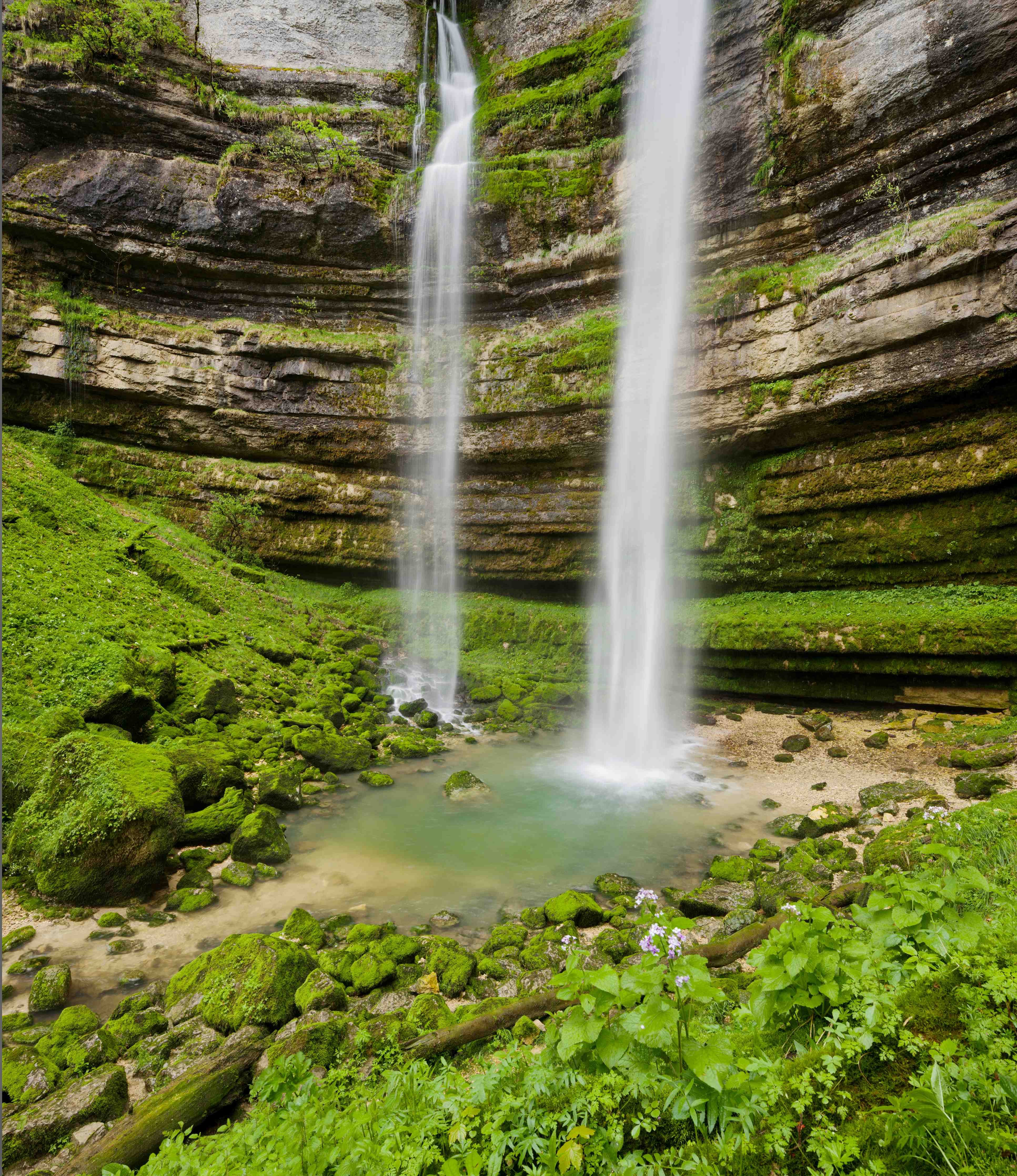 Wandverkleidung Bad-Majestätischer Wasserfall in grünem Paradies
