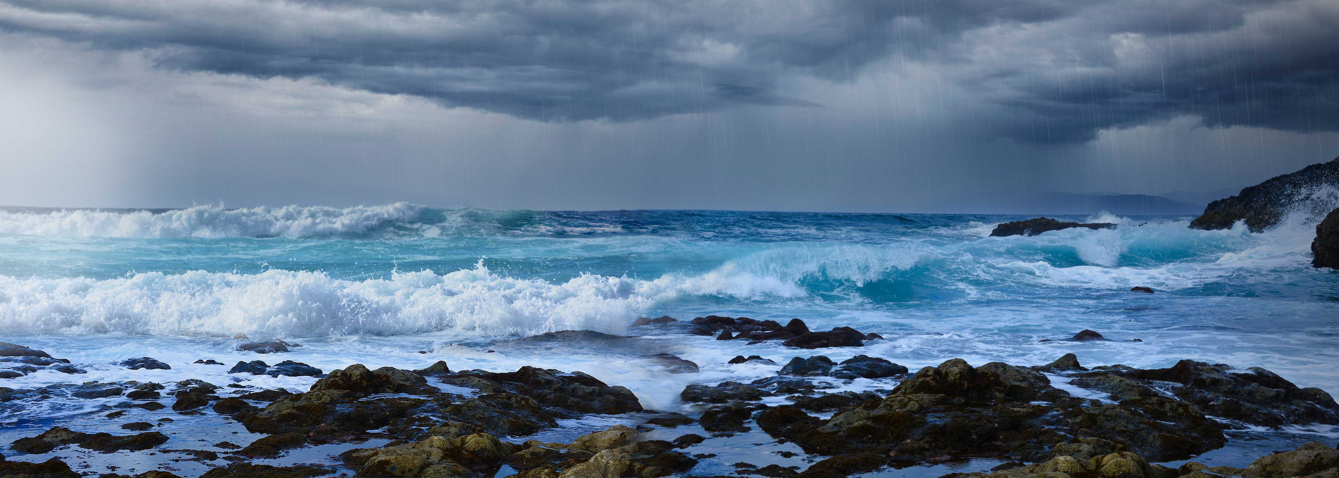 Wandverkleidung Bad-Meeresküste mit dunklen Regenwolken und stürmischer See