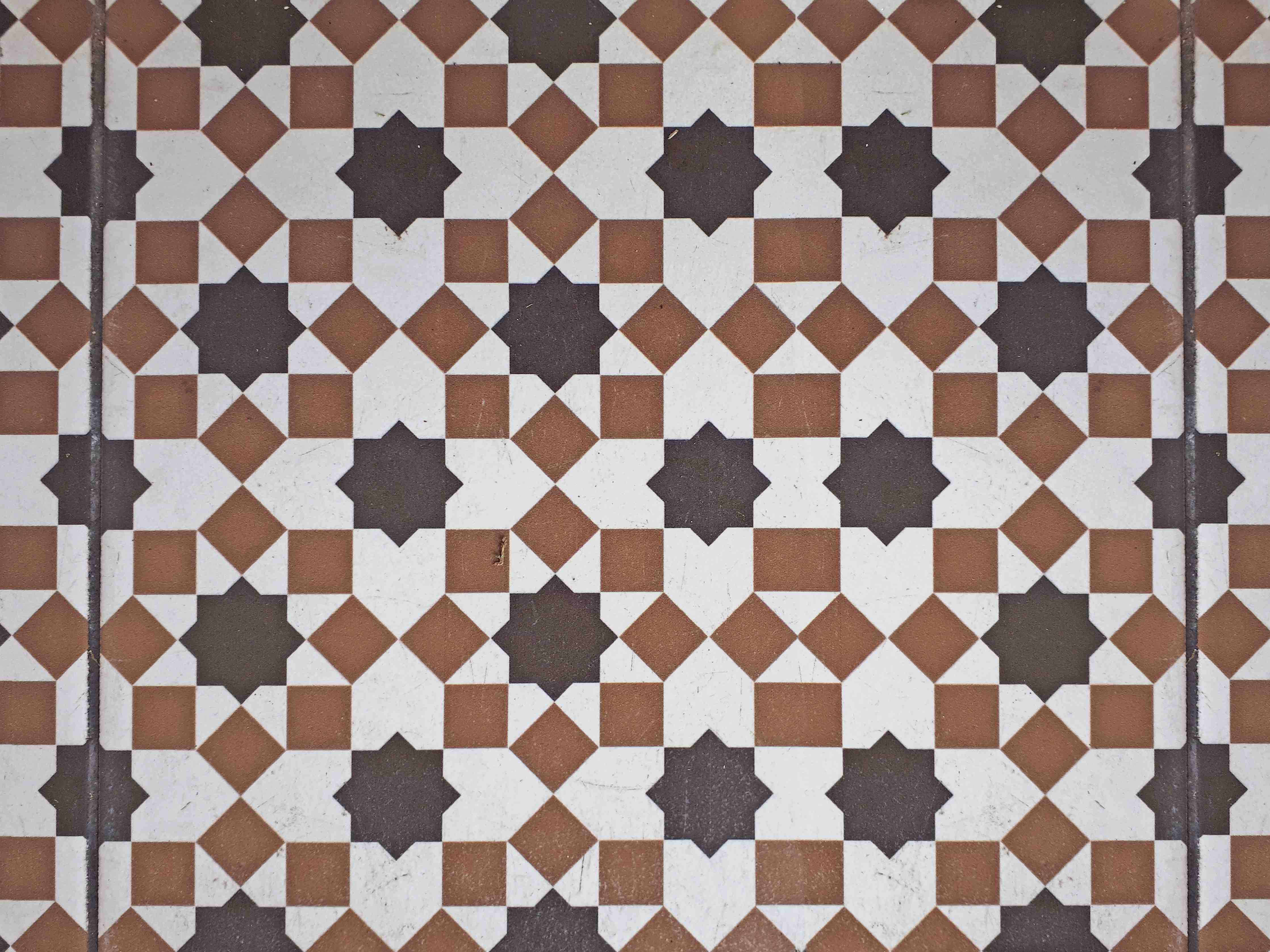 Wandverkleidung Bad-Moderne geometrische Fliesenmuster in Braun und Weiß