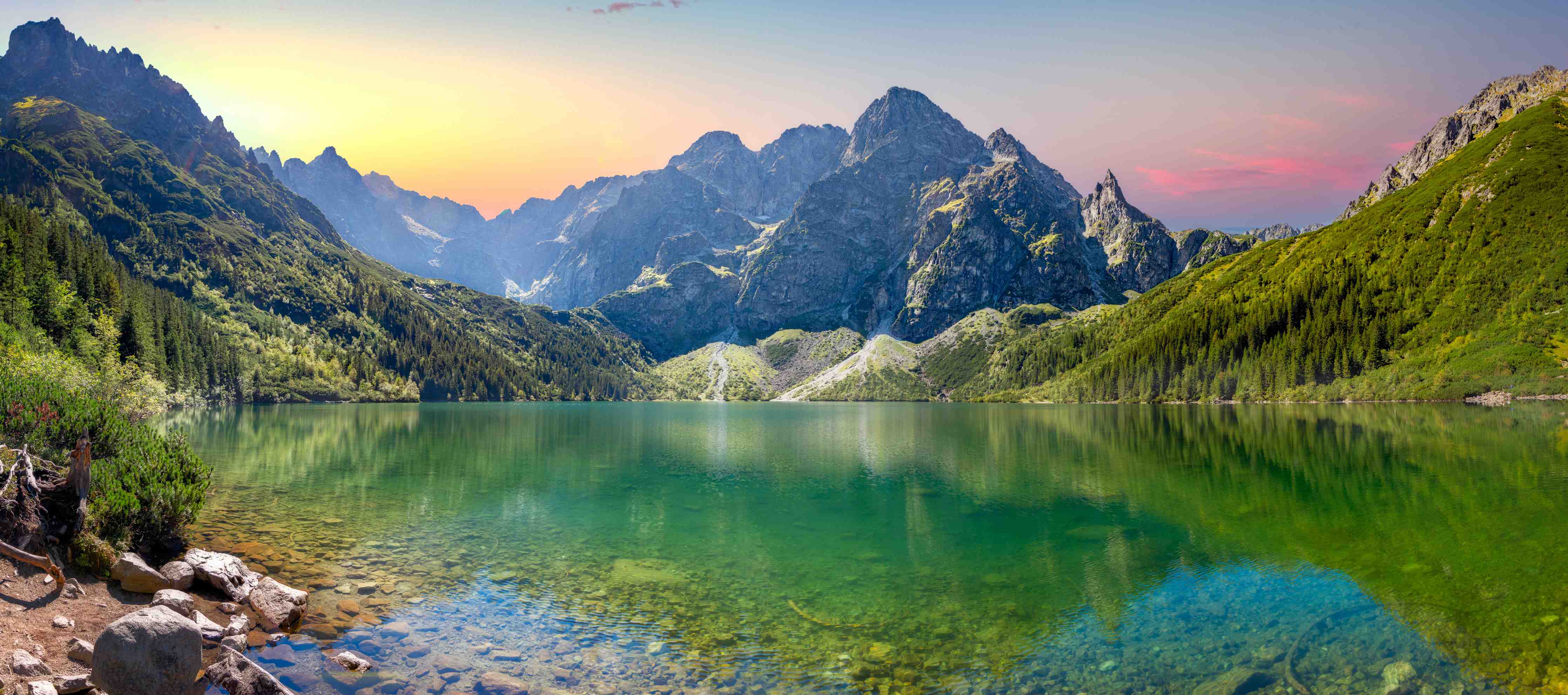 Wandverkleidung Bad-Morgenlicht am grauen Bergsee