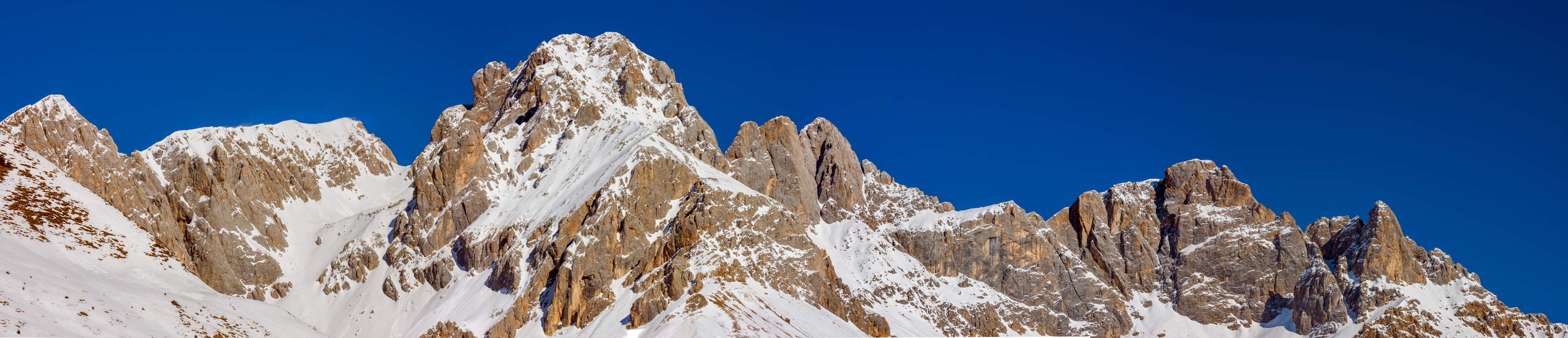 Wandverkleidung Bad-Muntere Bergkette unter klarem Himmel