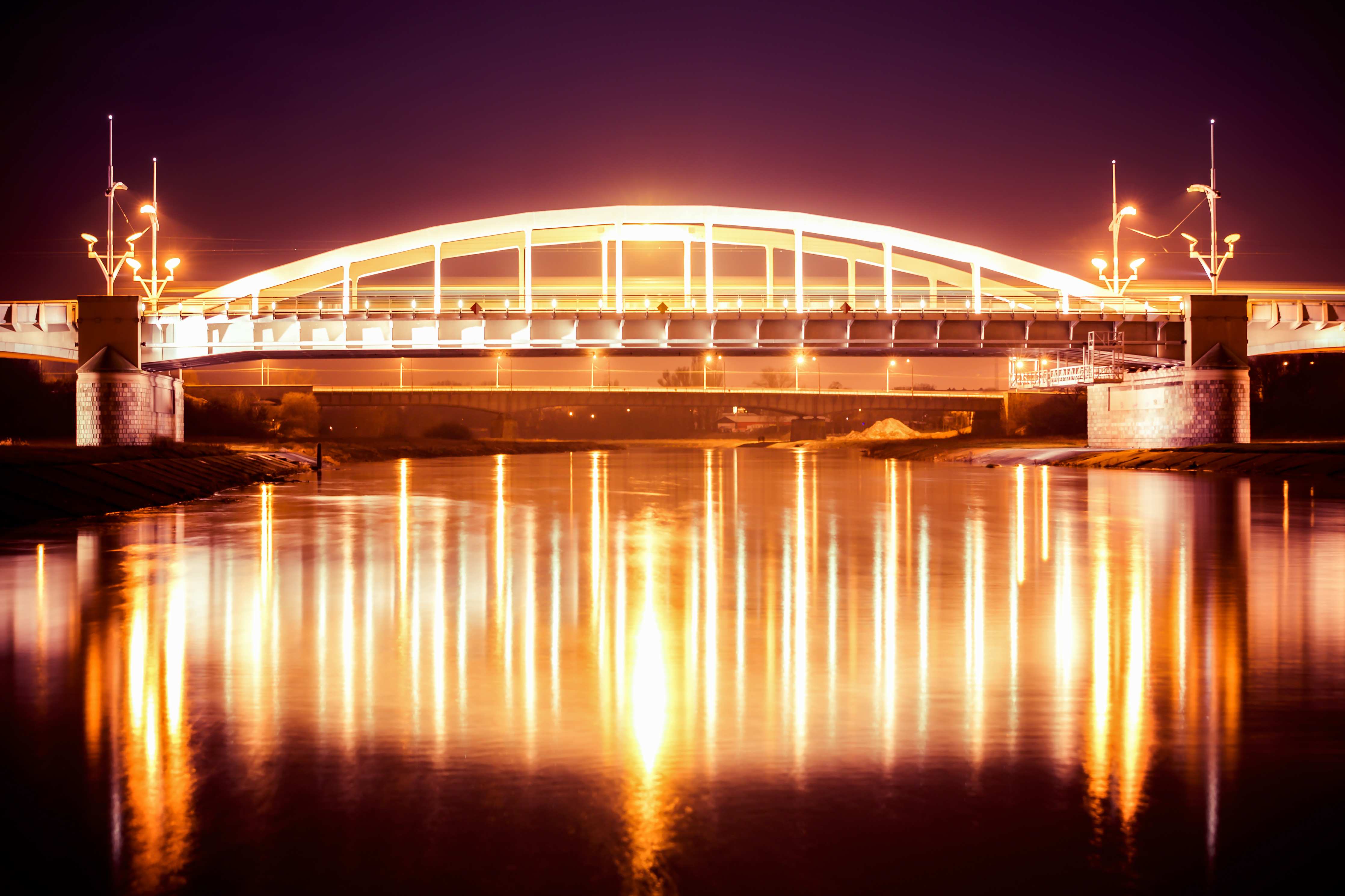Wandverkleidung Bad-Nacht Blick auf eine Brücke über den Fluss Warta in Posen