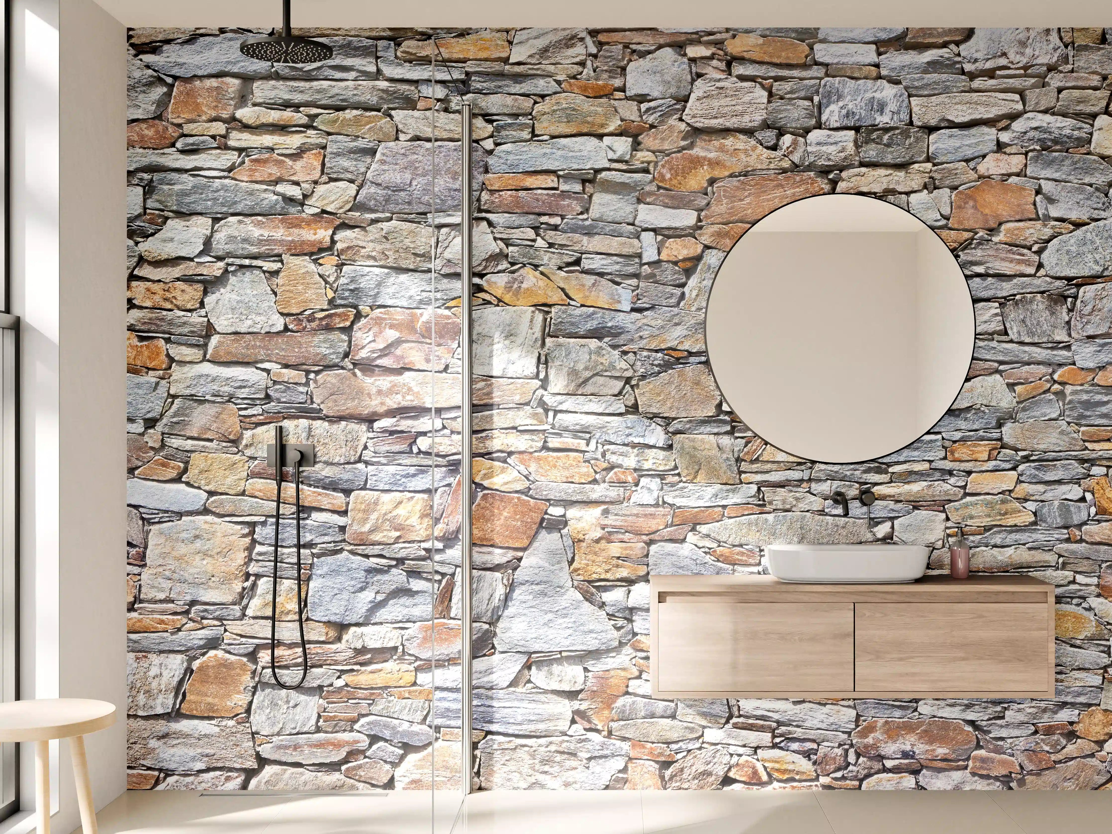 Wandverkleidung Bad - Natürliche Steinwand mit bunten Schichten