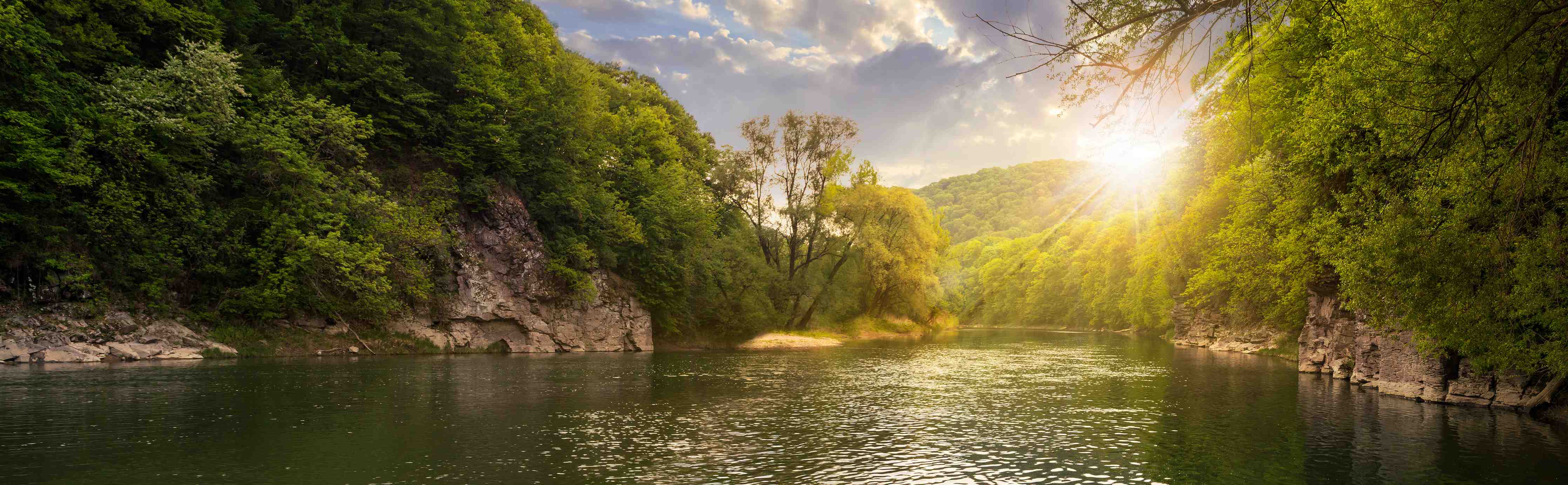 Wandverkleidung Bad-Naturidyll am Fluss mit Sonnenlicht
