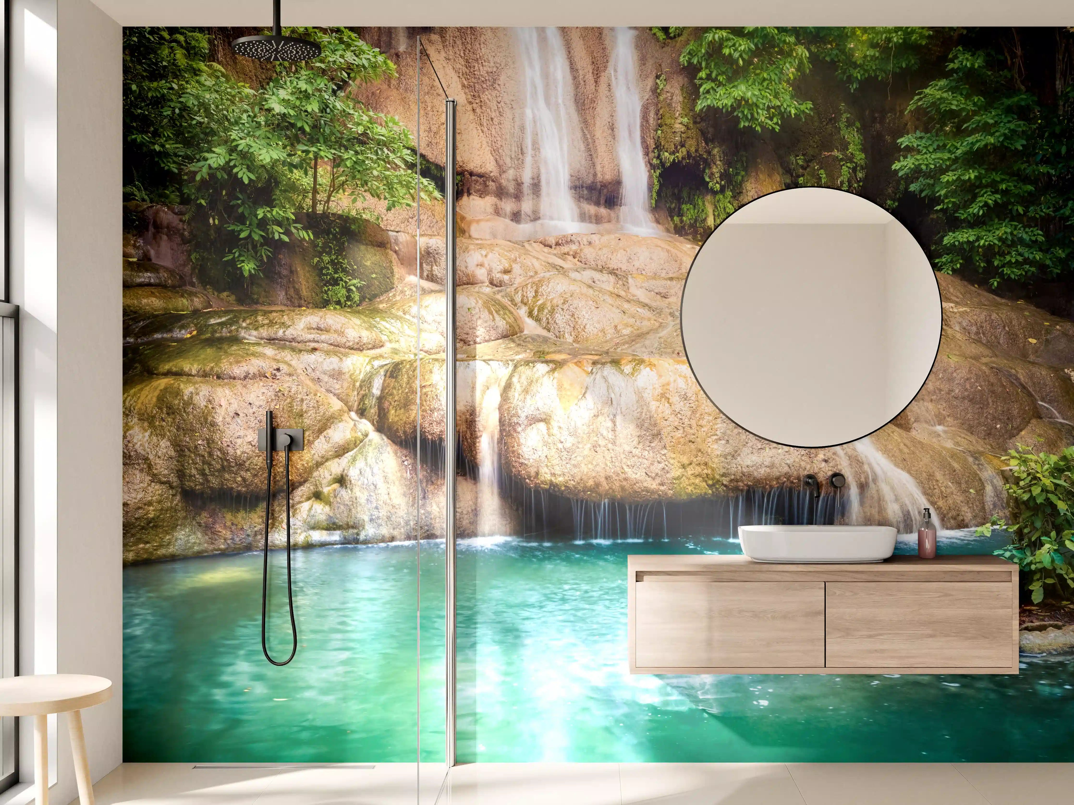 Wandverkleidung Bad - Naturpool mit Wasserfall in grünem Wald