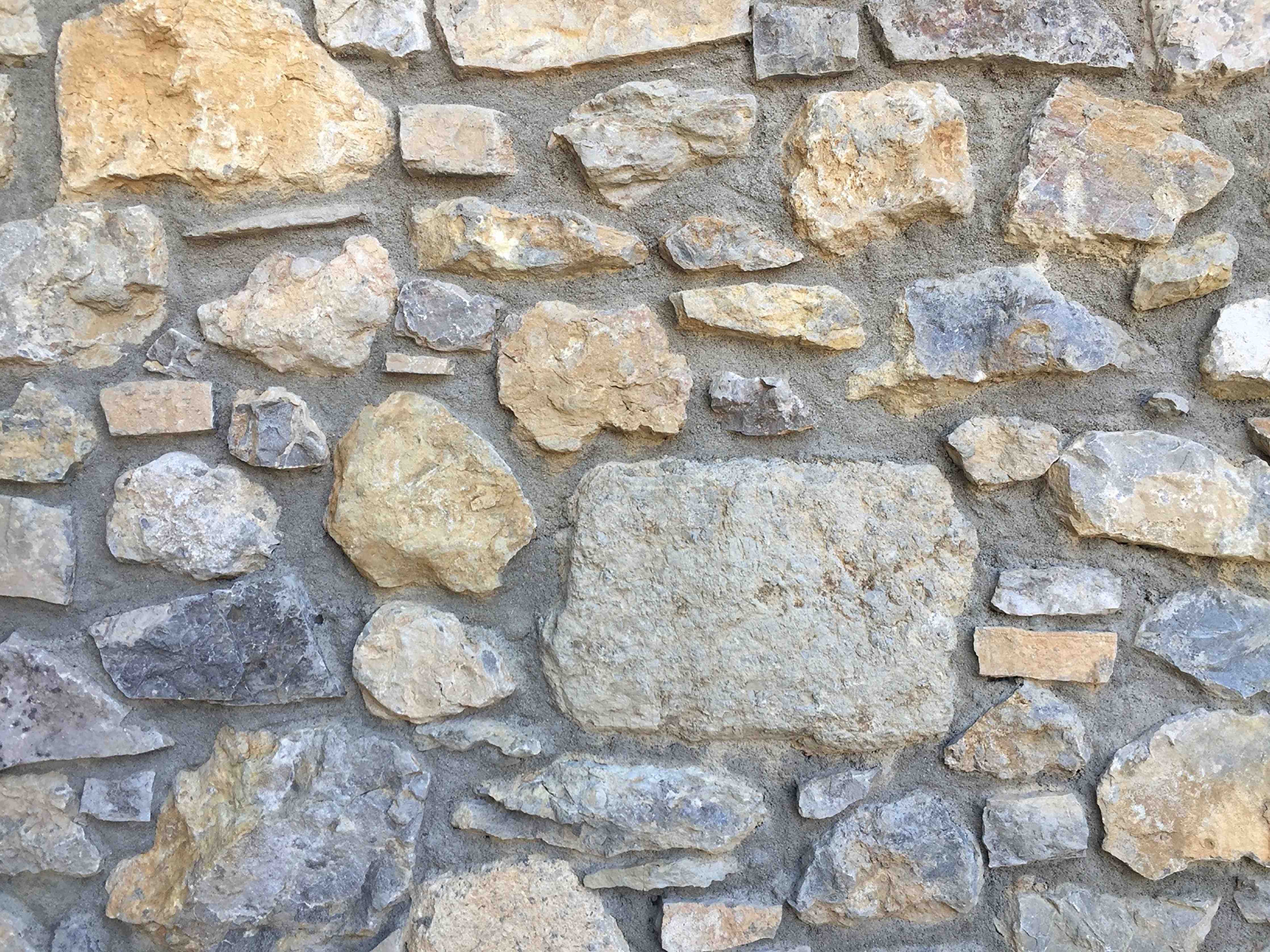 Wandverkleidung Bad-Naturstein Mauer mit beige-hellgrauen Tönen