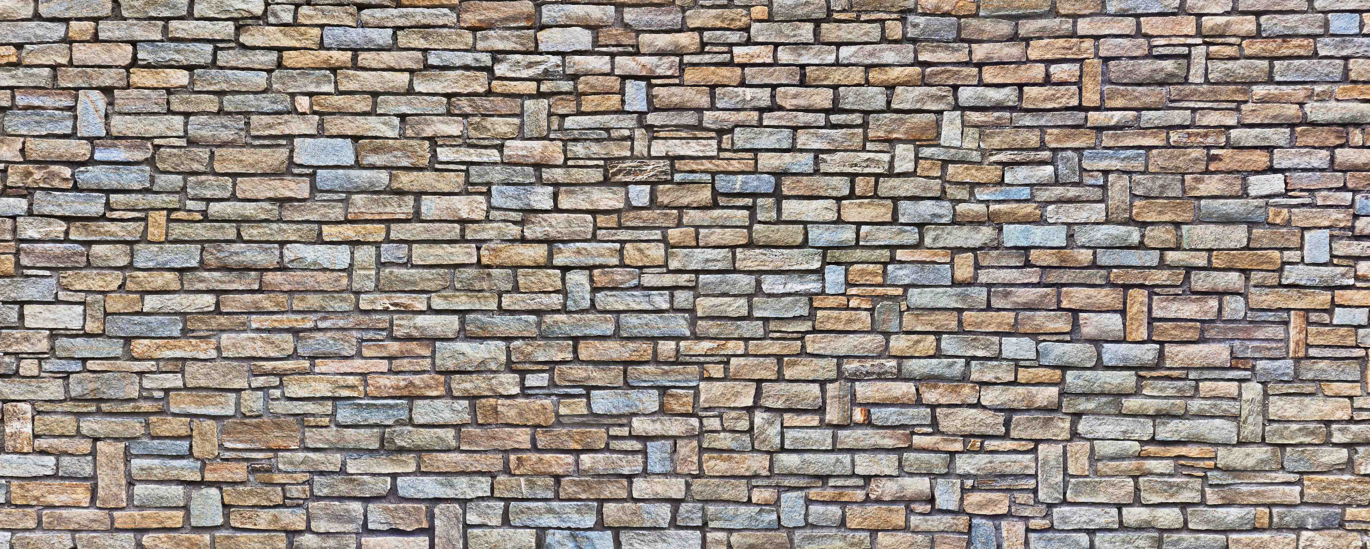 Wandverkleidung Bad-Naturstein Mauertextur mit warmen Erdtönen