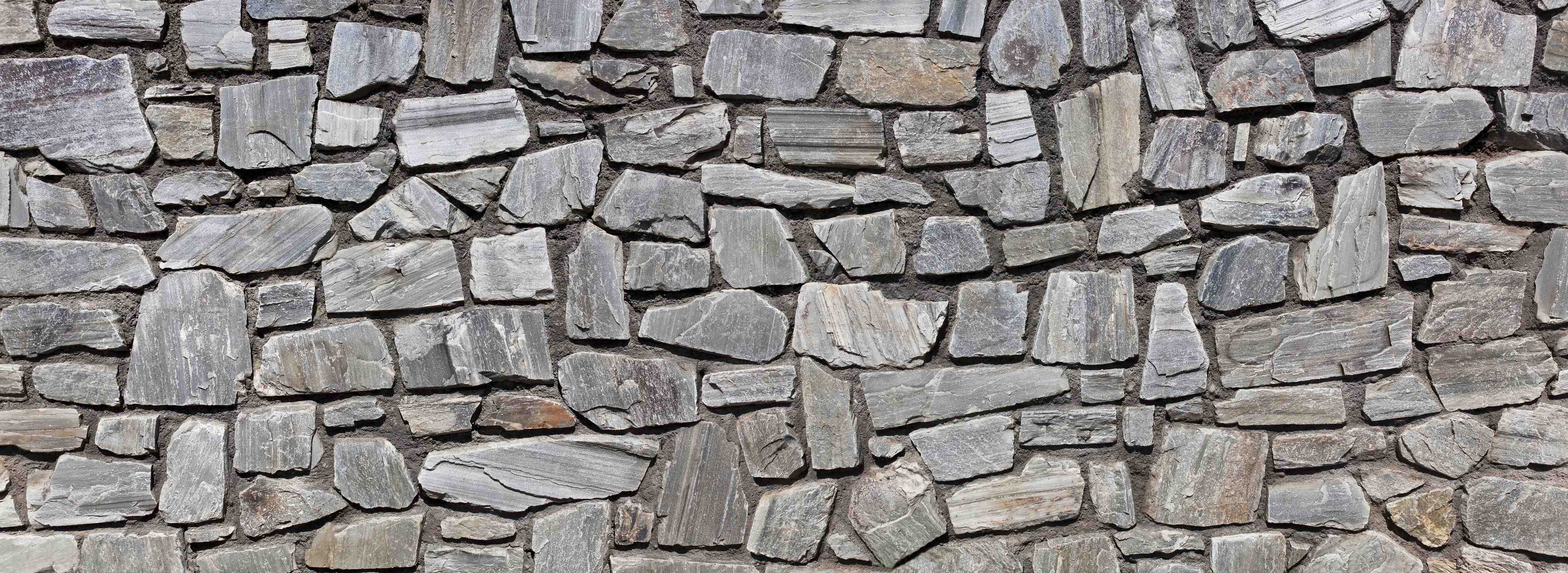 Wandverkleidung Bad-Natursteinmauer in Grau mit strukturierter Oberfläche