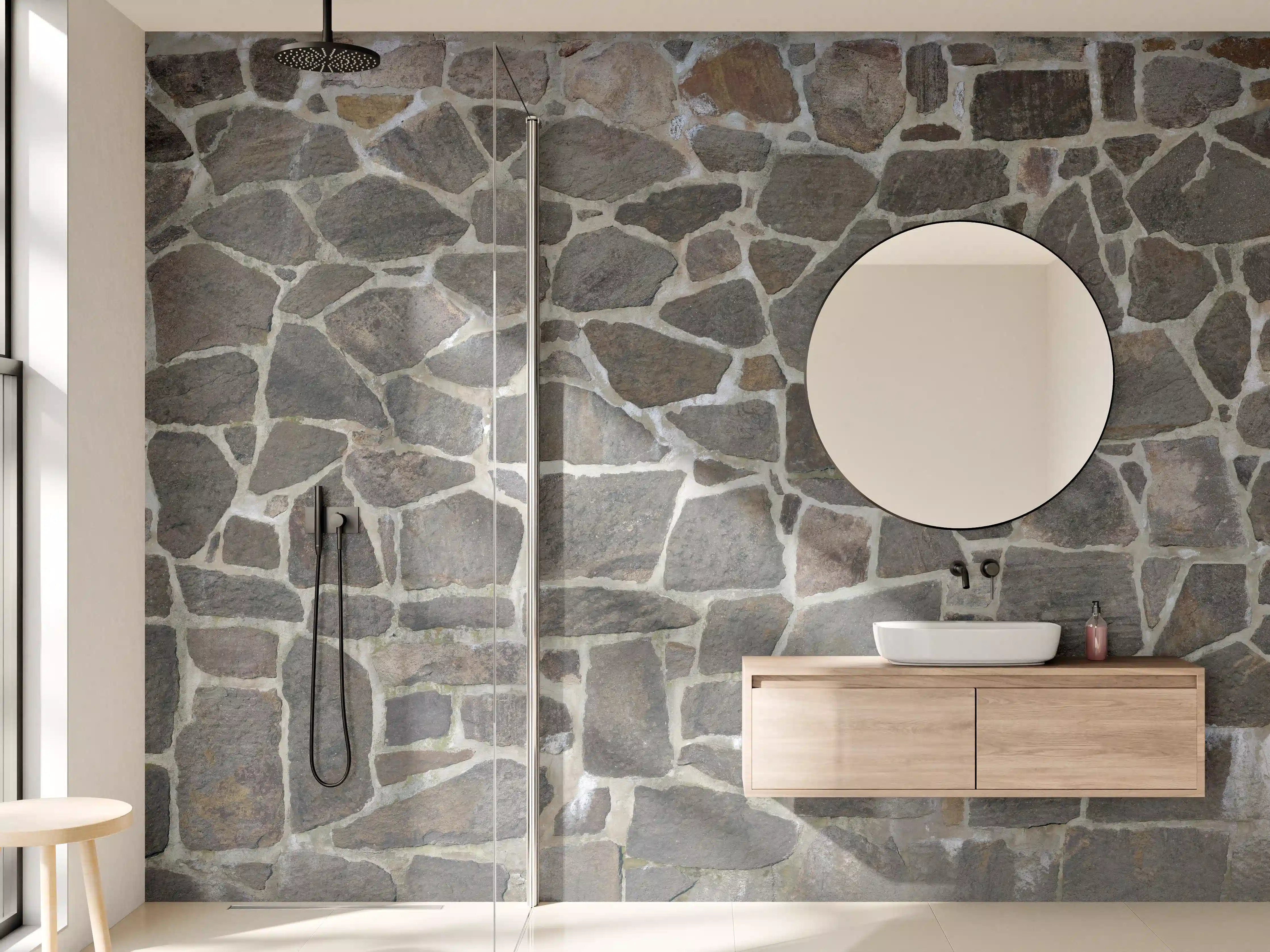 Wandverkleidung Bad - Natursteinmauer in Grau mit unregelmäßiger Struktur