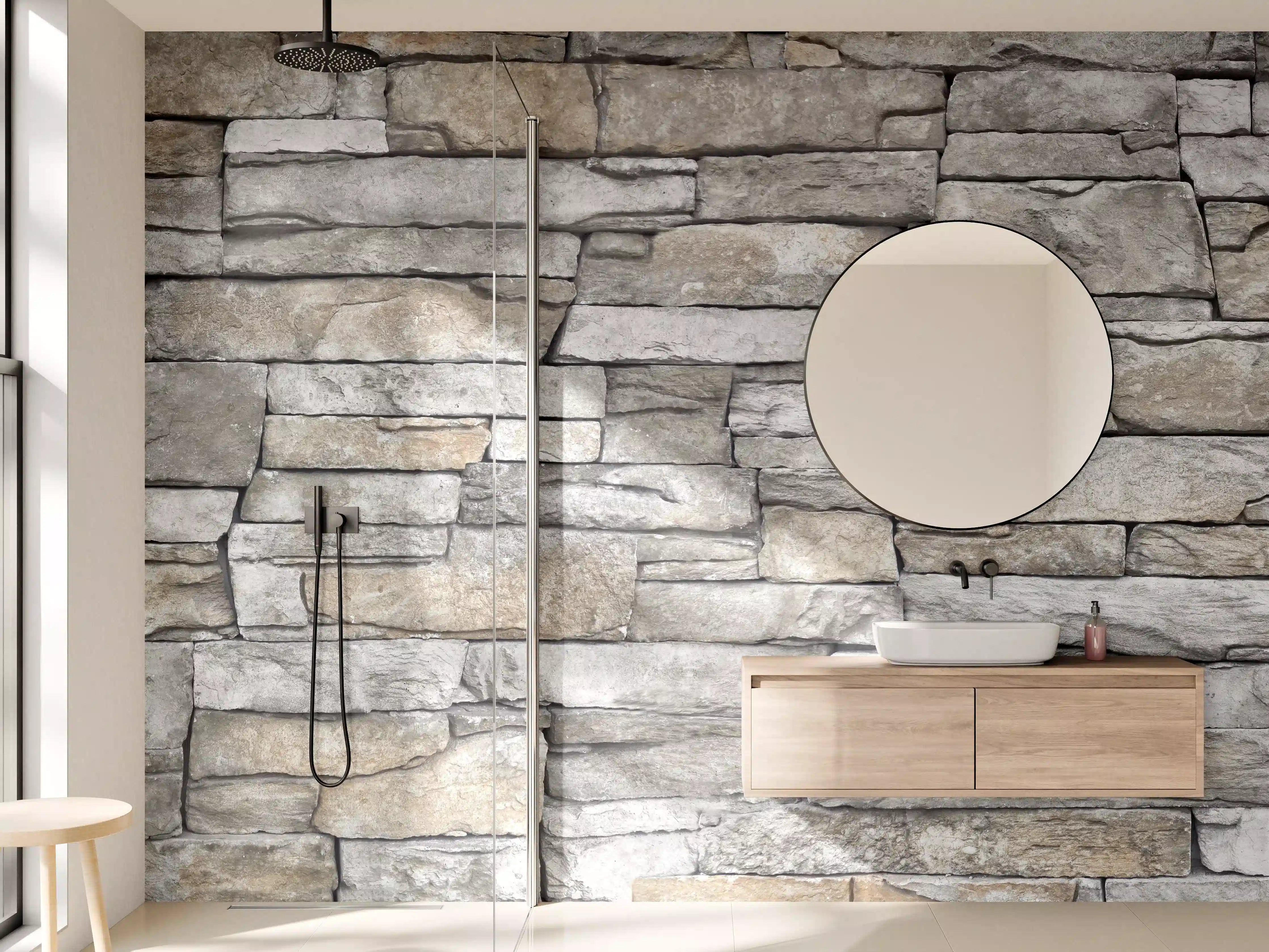 Wandverkleidung Bad - Natursteinmauer in neutralen Beige- und Grautönen