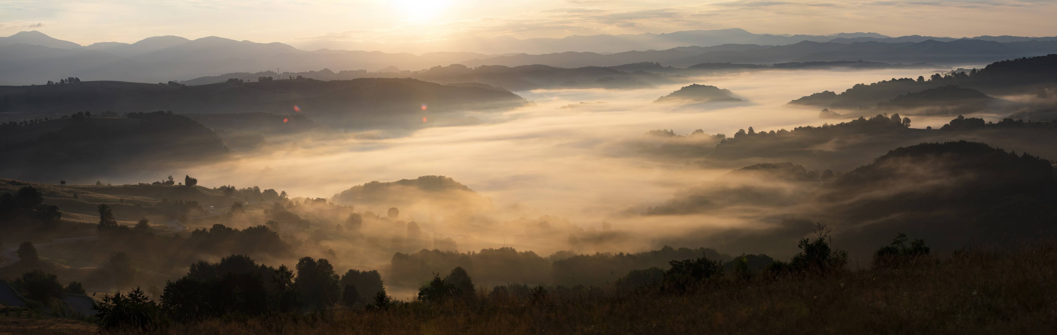 Wandverkleidung Bad-Nebelige Berglandschaft im Sonnenaufgang
