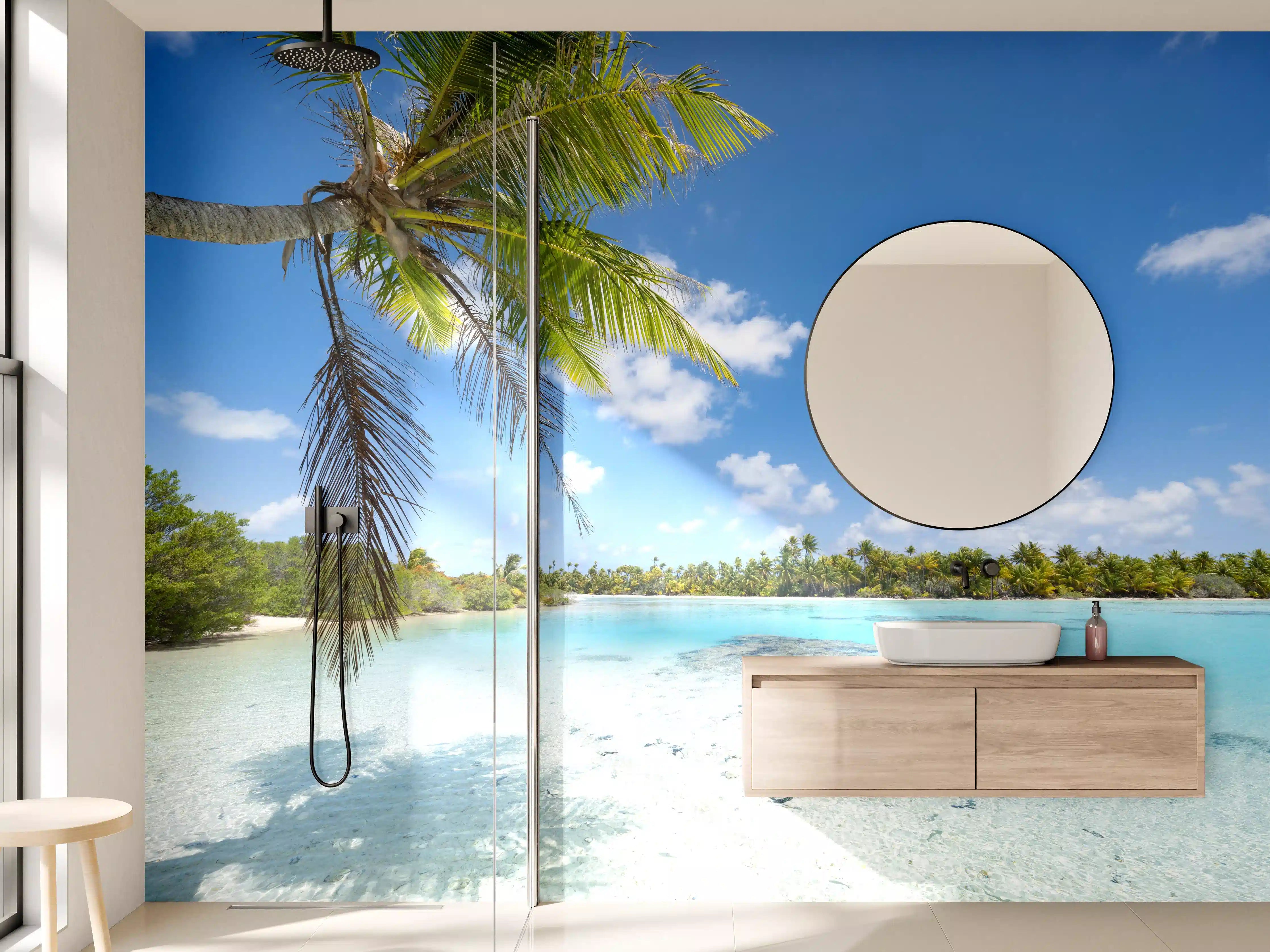 Wandverkleidung Bad - Nebelschwerer Strand mit Palmen