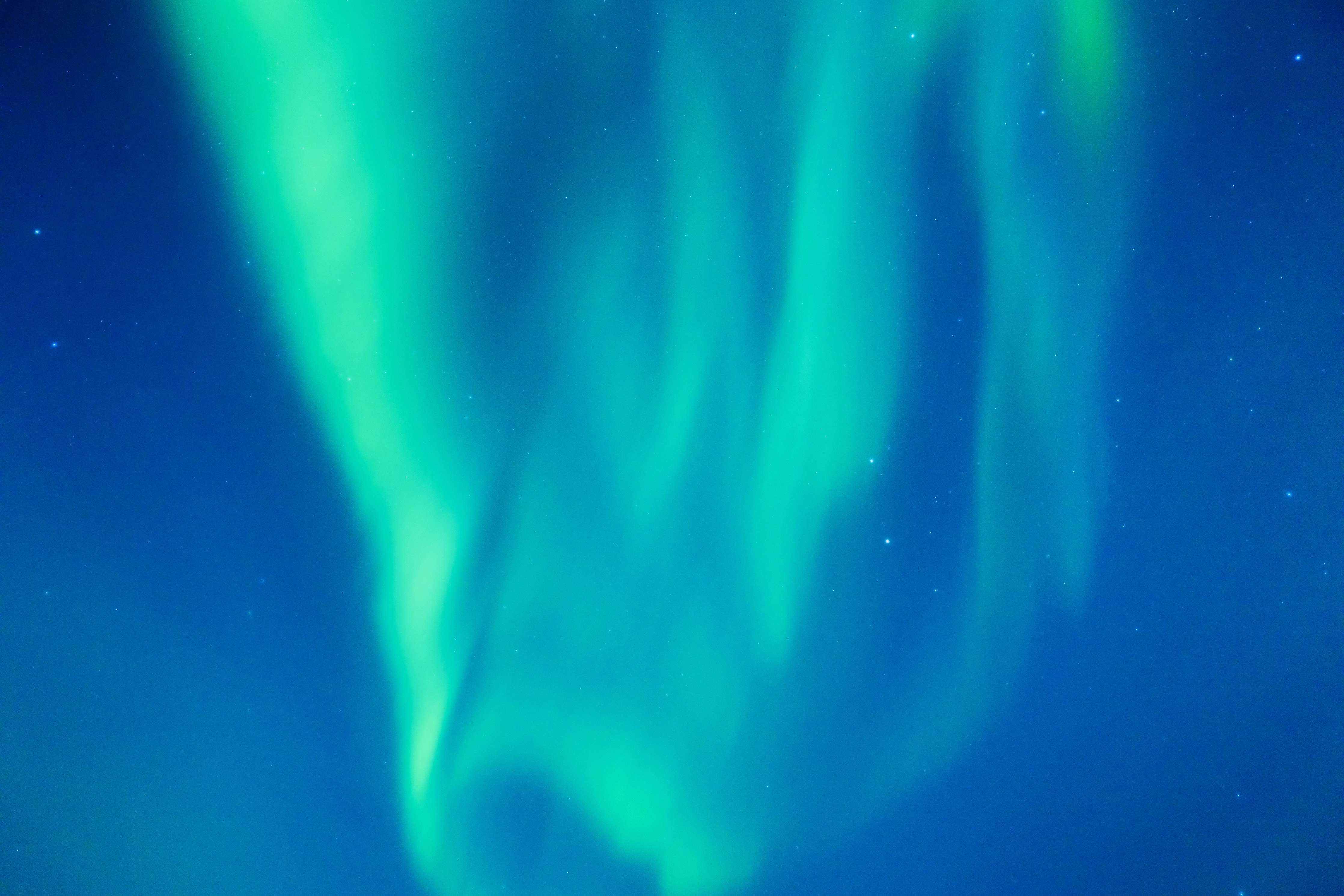 Wandverkleidung Bad-Nordlichter in grünen und blauen Tönen