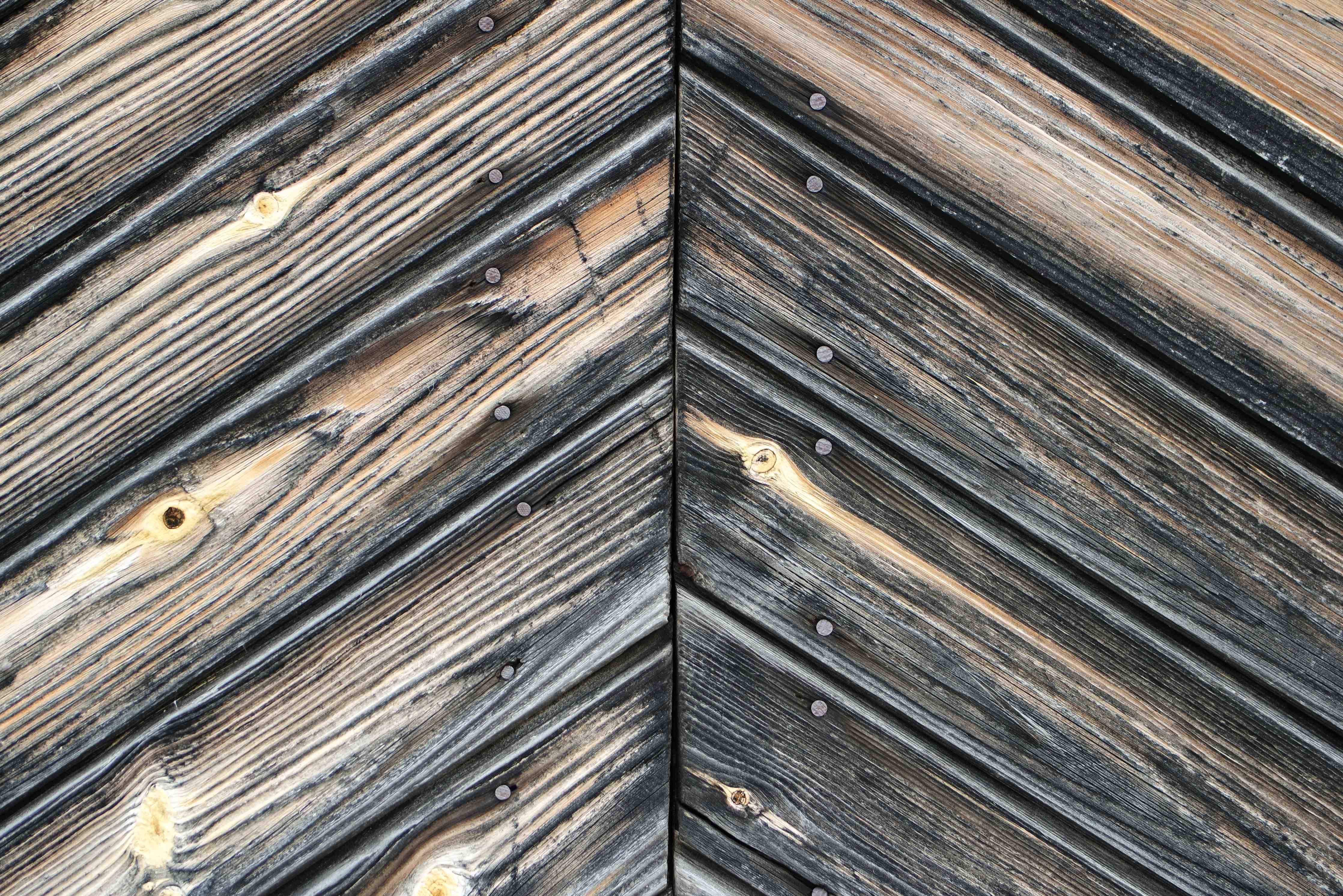 Wandverkleidung Bad-Rustikale Holzwand mit dunklen Maserungen