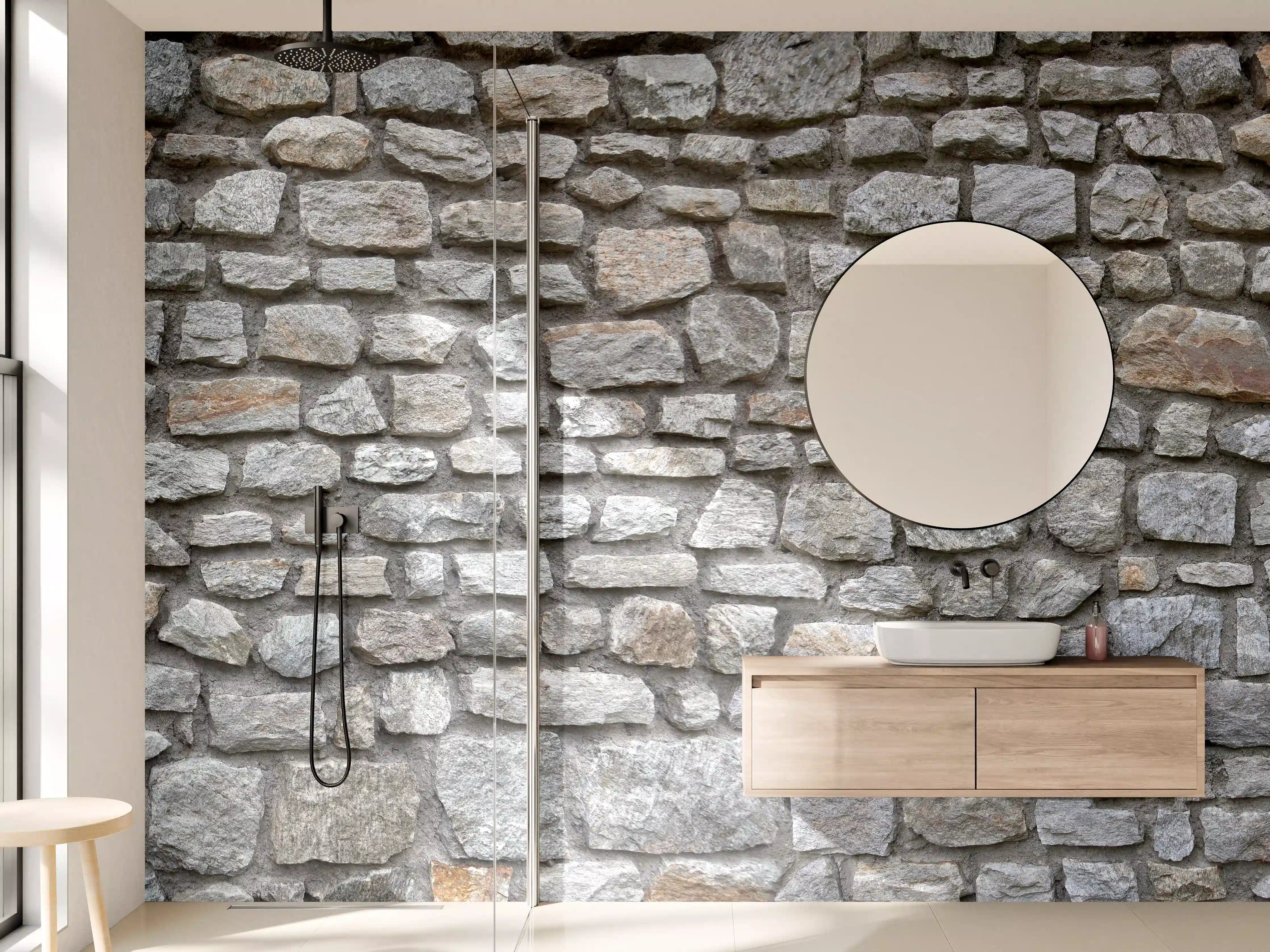 Wandverkleidung Bad - Rustikale Steinmauer mit naturbelassener Oberfläche