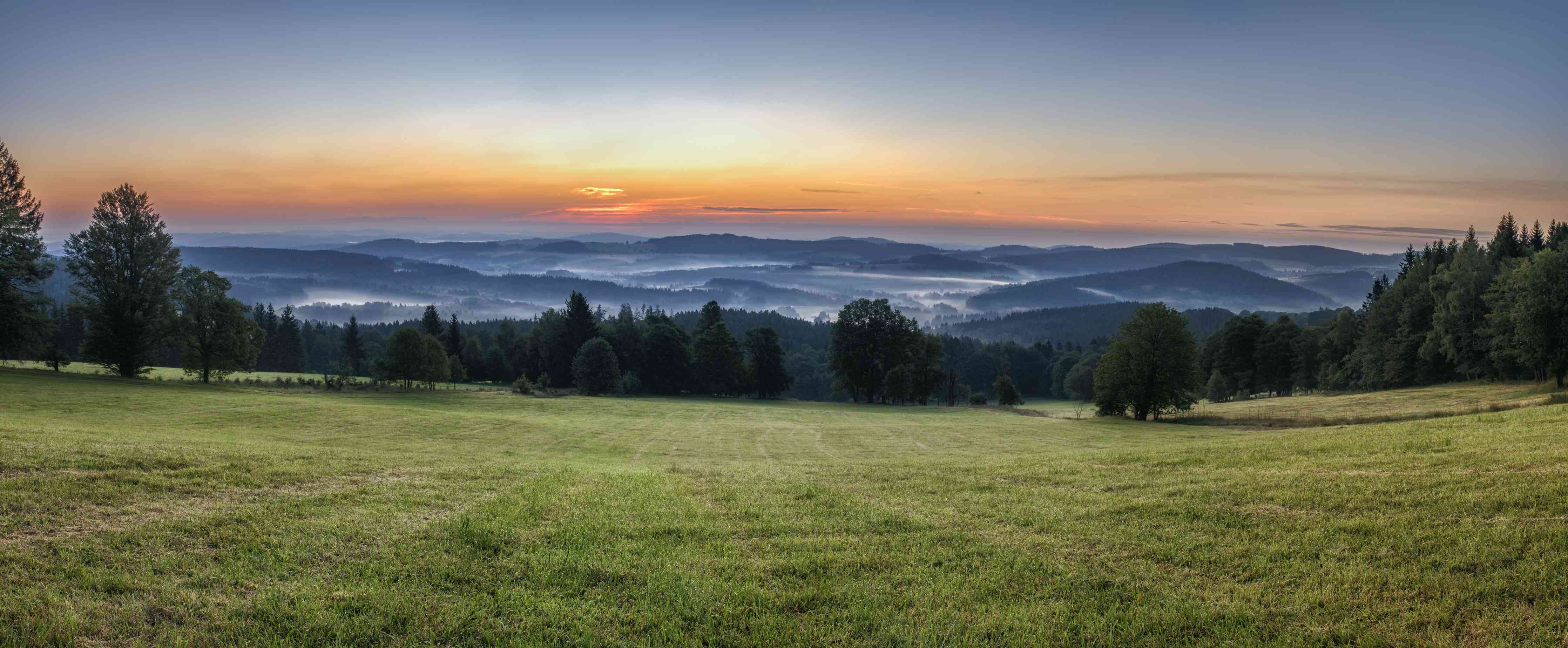 Wandverkleidung Bad-Sanfte Morgenlandschaft mit Sonnenaufgang