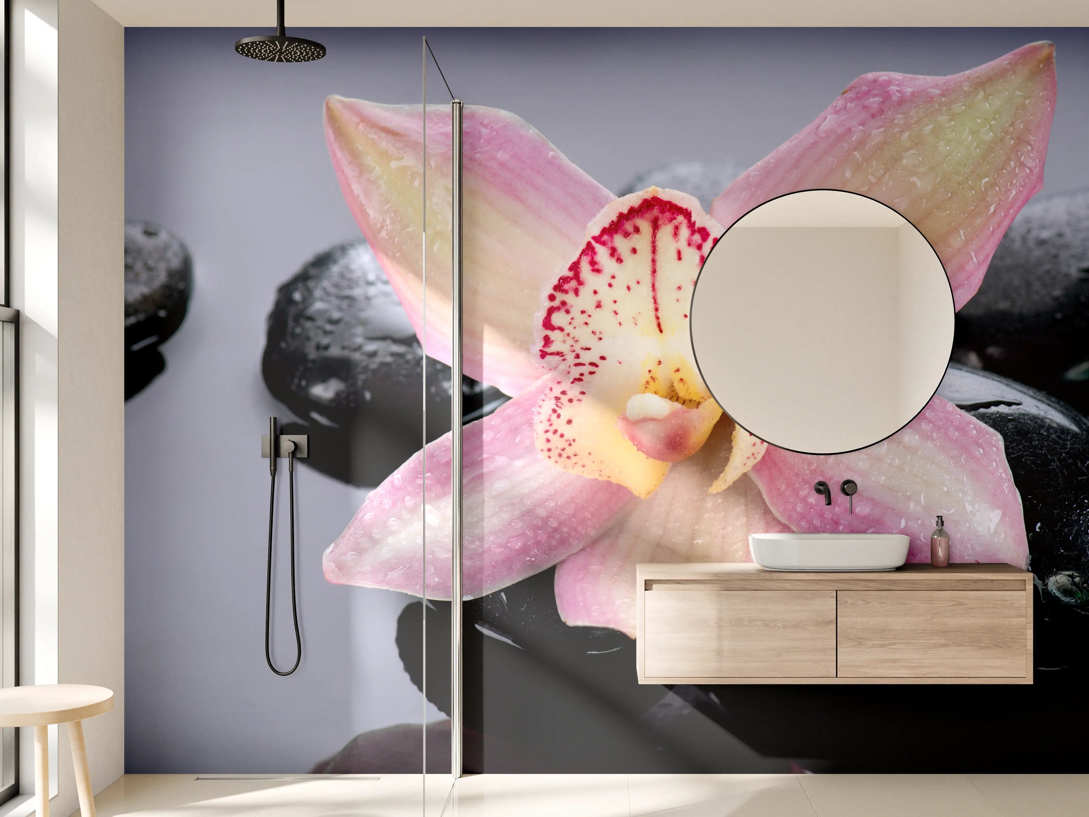Wandverkleidung Bad - Sanfte Wasserblüte auf dunklem Stein