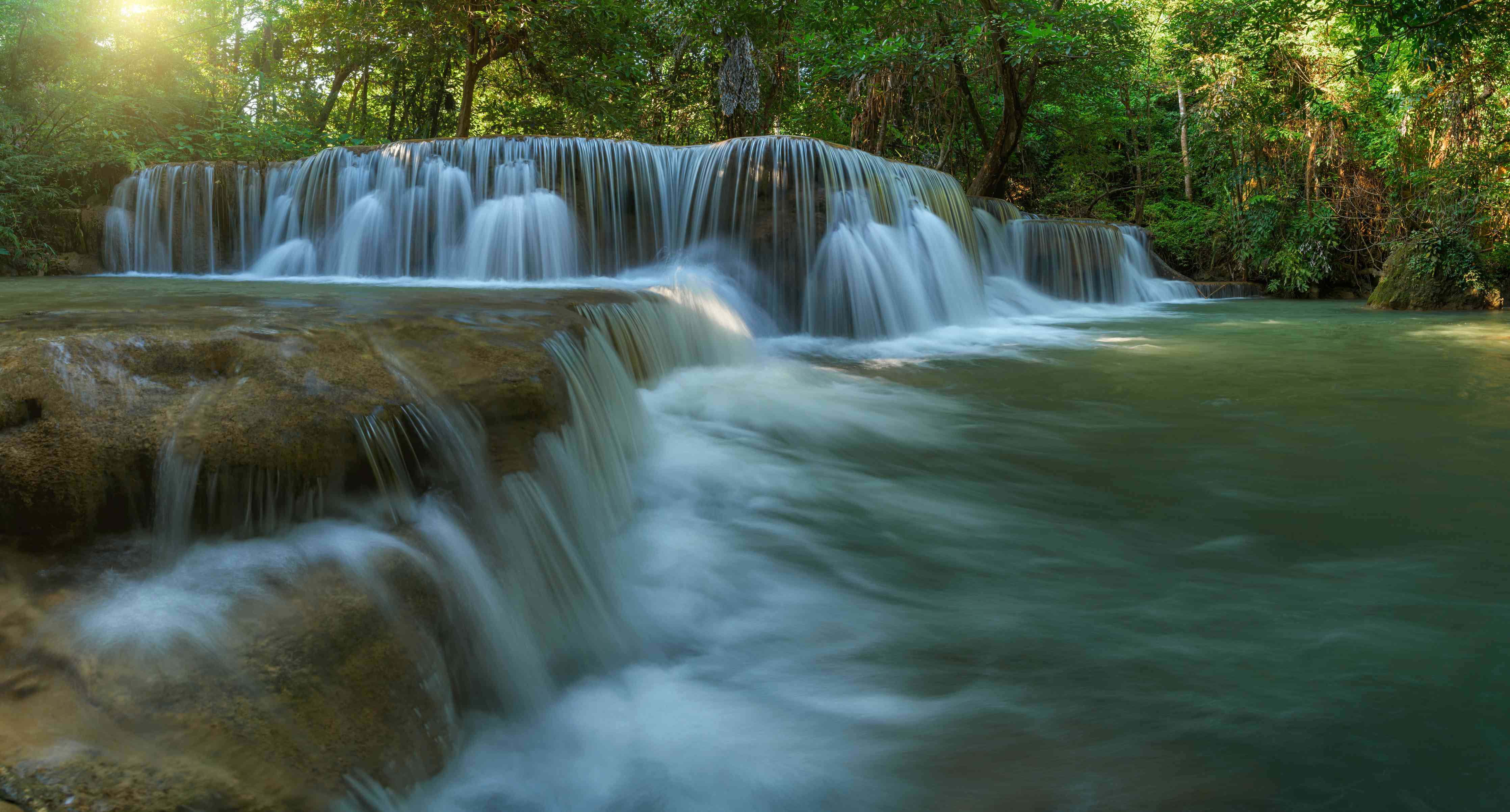 Wandverkleidung Bad-Sanfter Wasserfall in grüner Natur