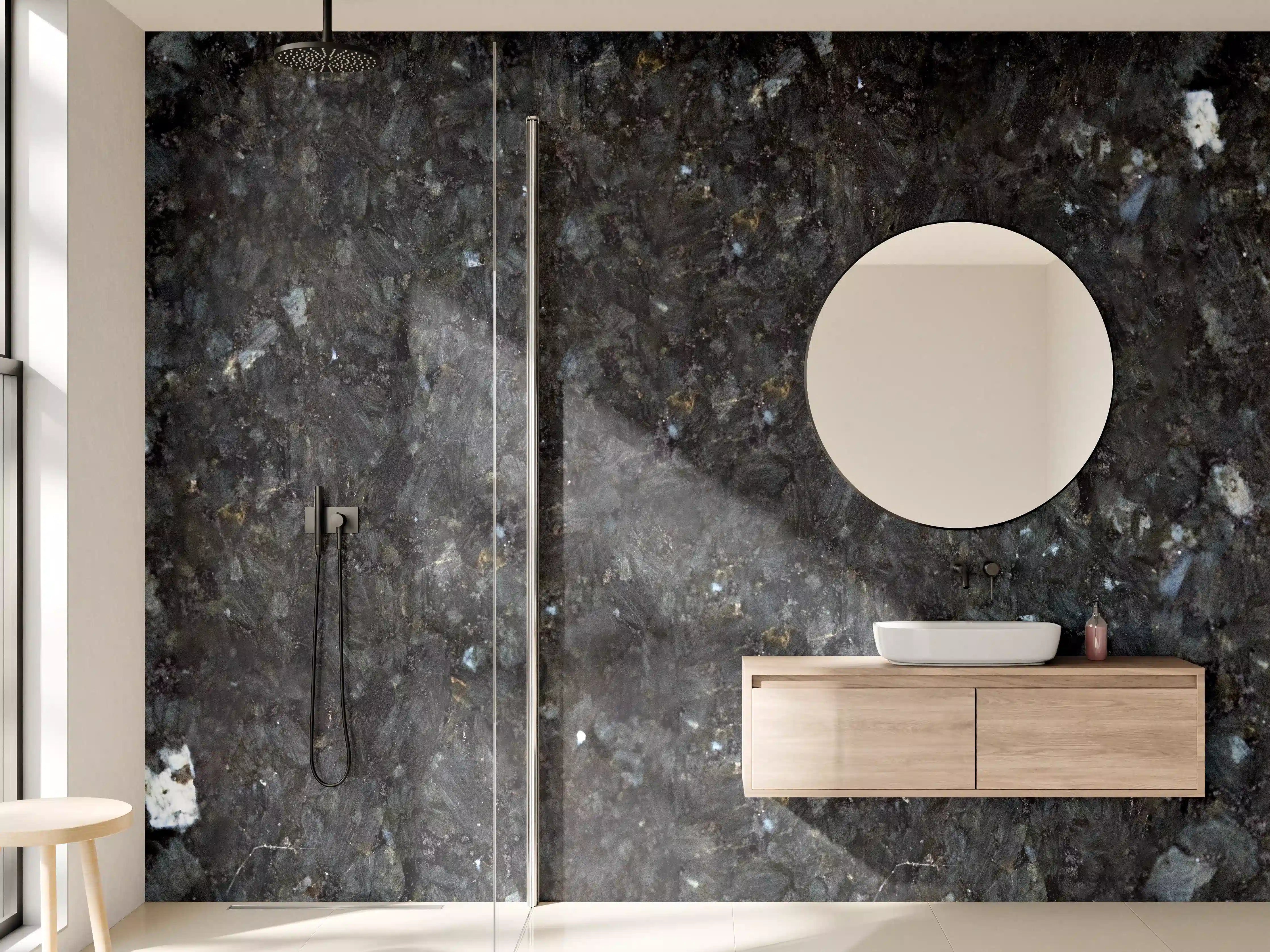 Wandverkleidung Bad - Schwarze Granitwand
