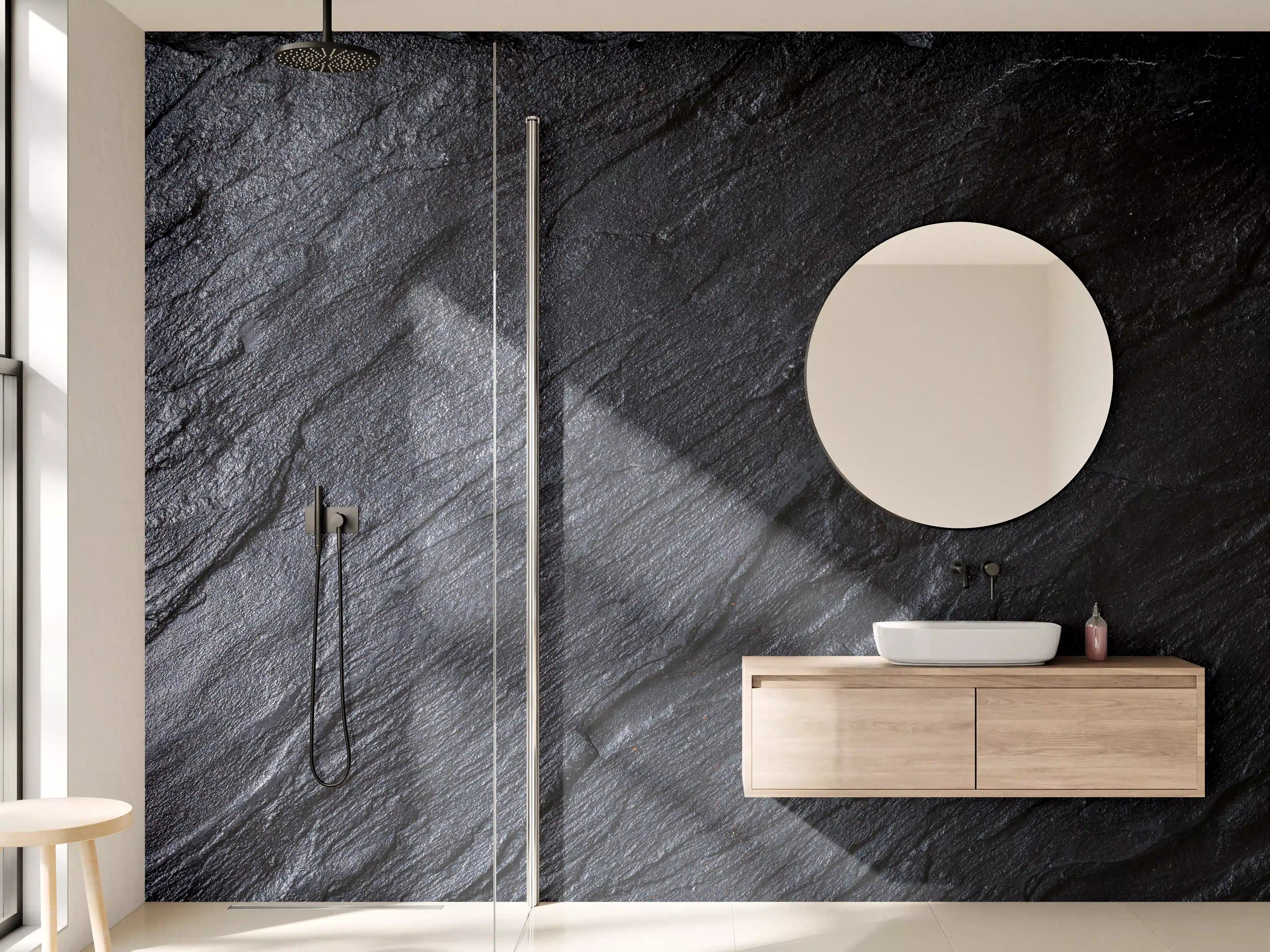 Wandverkleidung Bad - Schwarzer Schiefer mit strukturierter Oberfläche